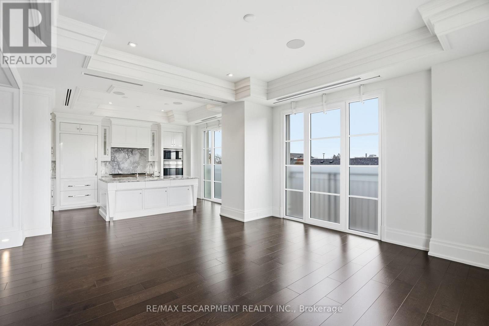312 - 300 Randall Street, Oakville, ON - Indoor Photo Showing Living Room