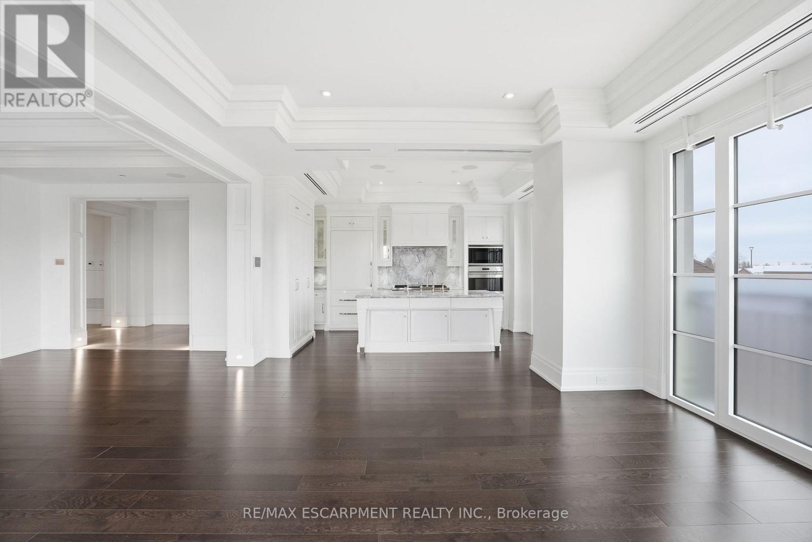 312 - 300 Randall Street, Oakville, ON - Indoor