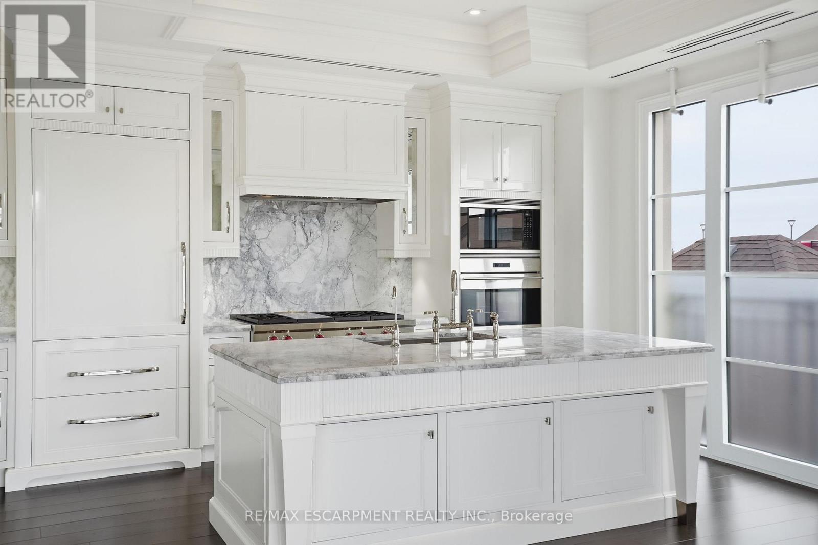 312 - 300 Randall Street, Oakville, ON - Indoor Photo Showing Kitchen