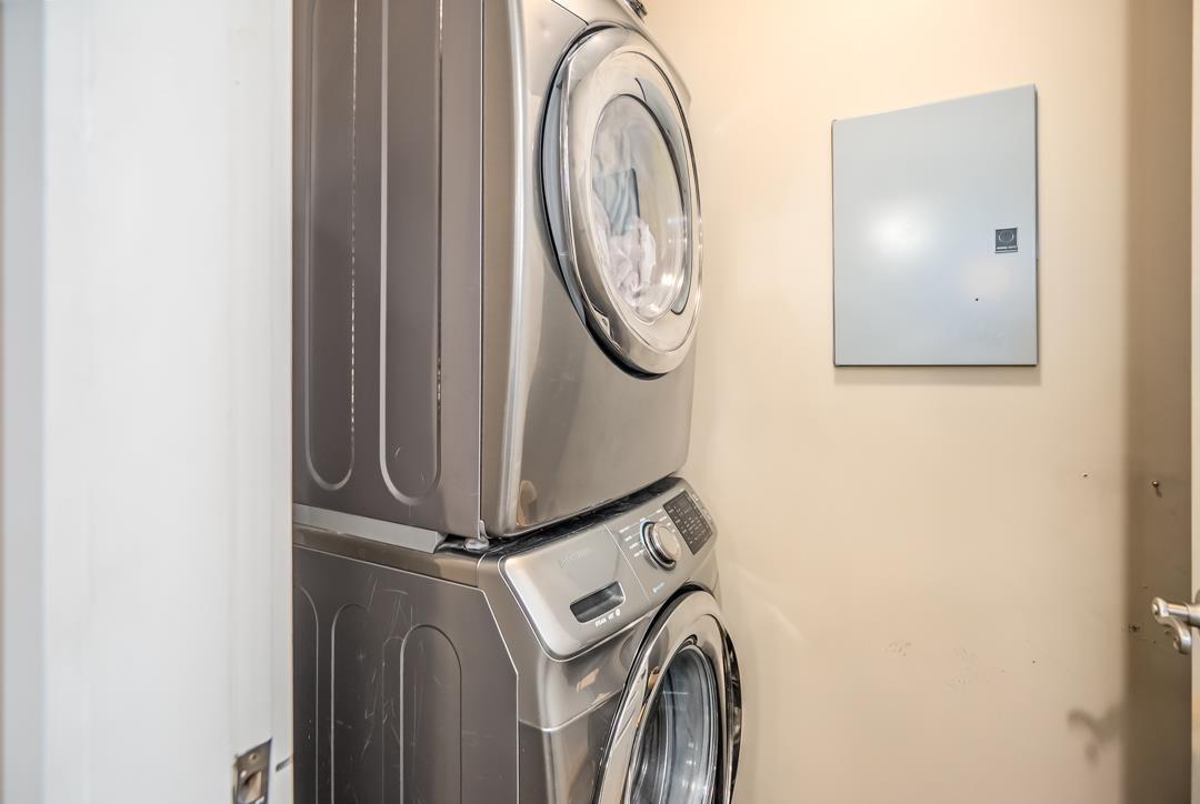 401 33738 King Road, Abbotsford, BC - Indoor Photo Showing Laundry Room