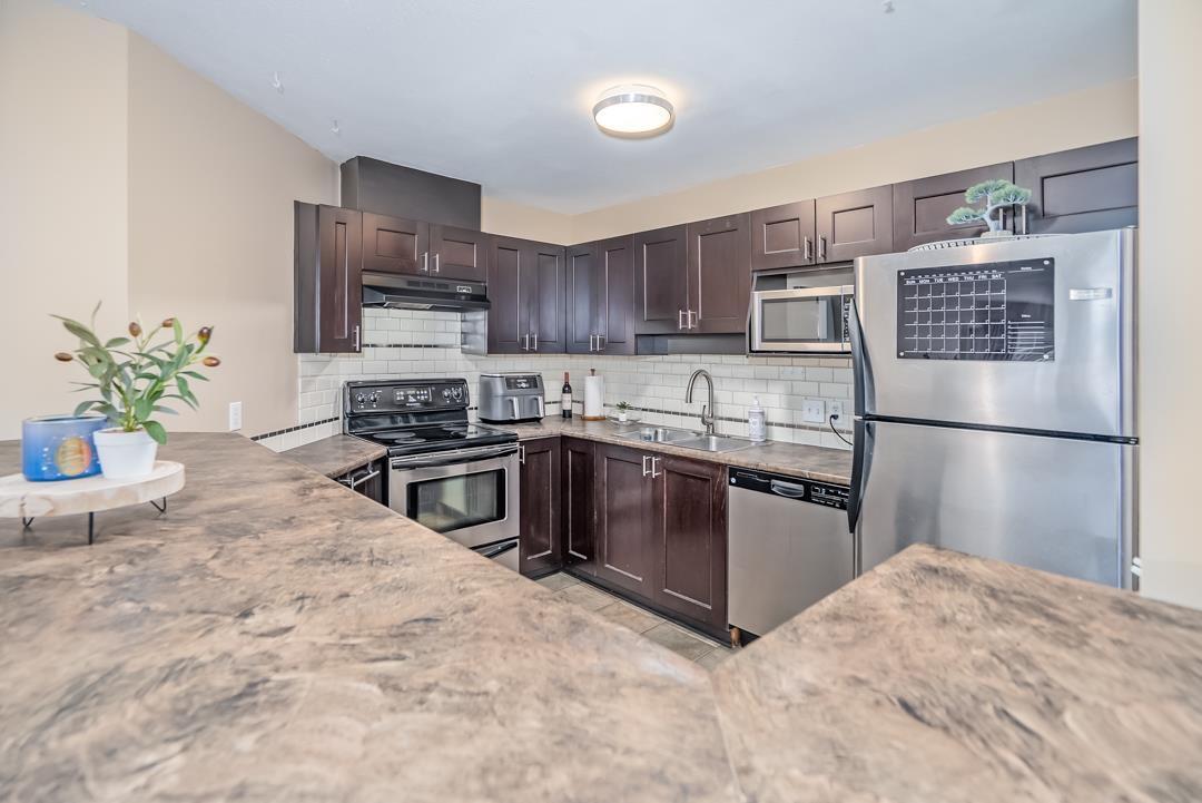 401 33738 King Road, Abbotsford, BC - Indoor Photo Showing Kitchen