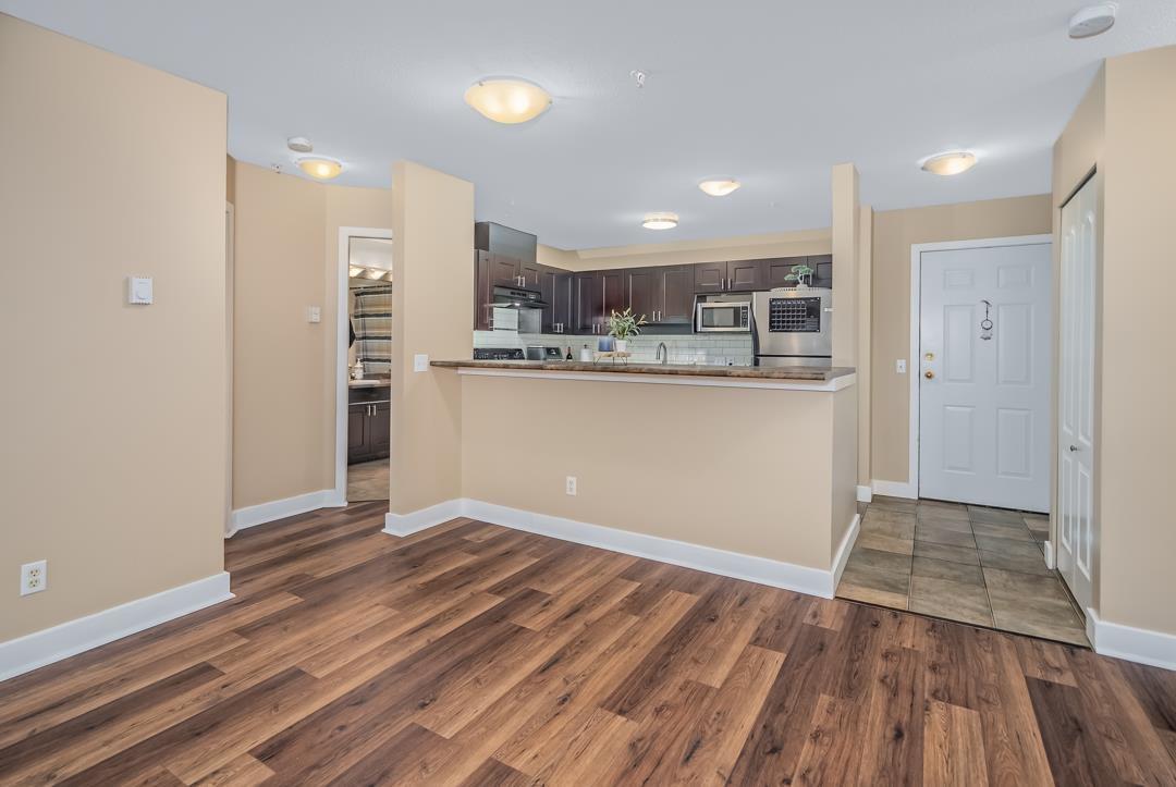 401 33738 King Road, Abbotsford, BC - Indoor Photo Showing Kitchen