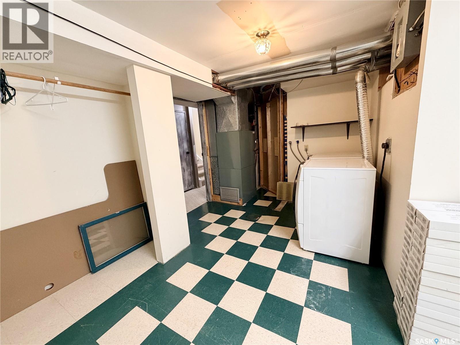 20 4Th Avenue E, Neilburg, SK - Indoor Photo Showing Laundry Room