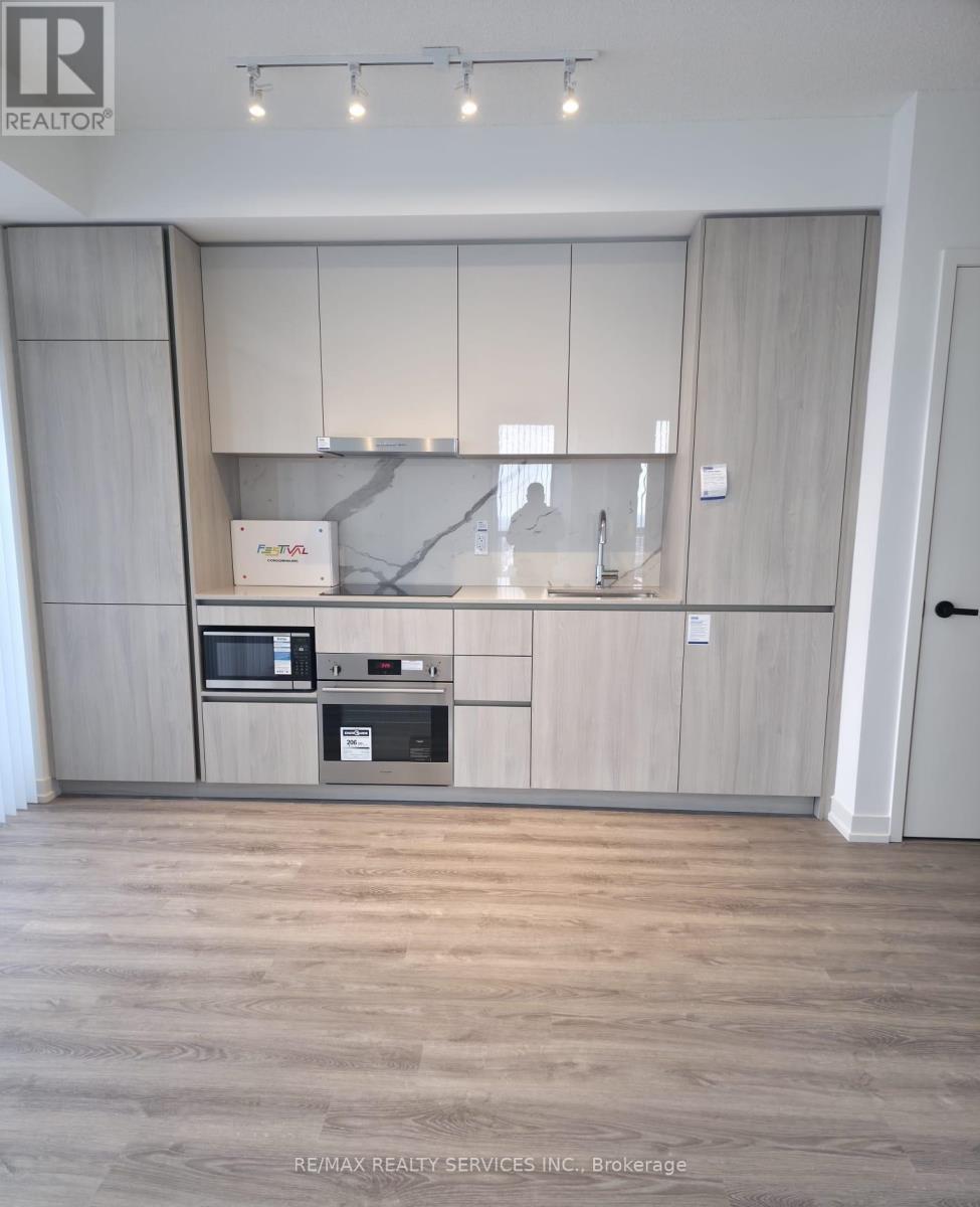 1706 - 8 Interchange Way W, Vaughan, ON - Indoor Photo Showing Kitchen