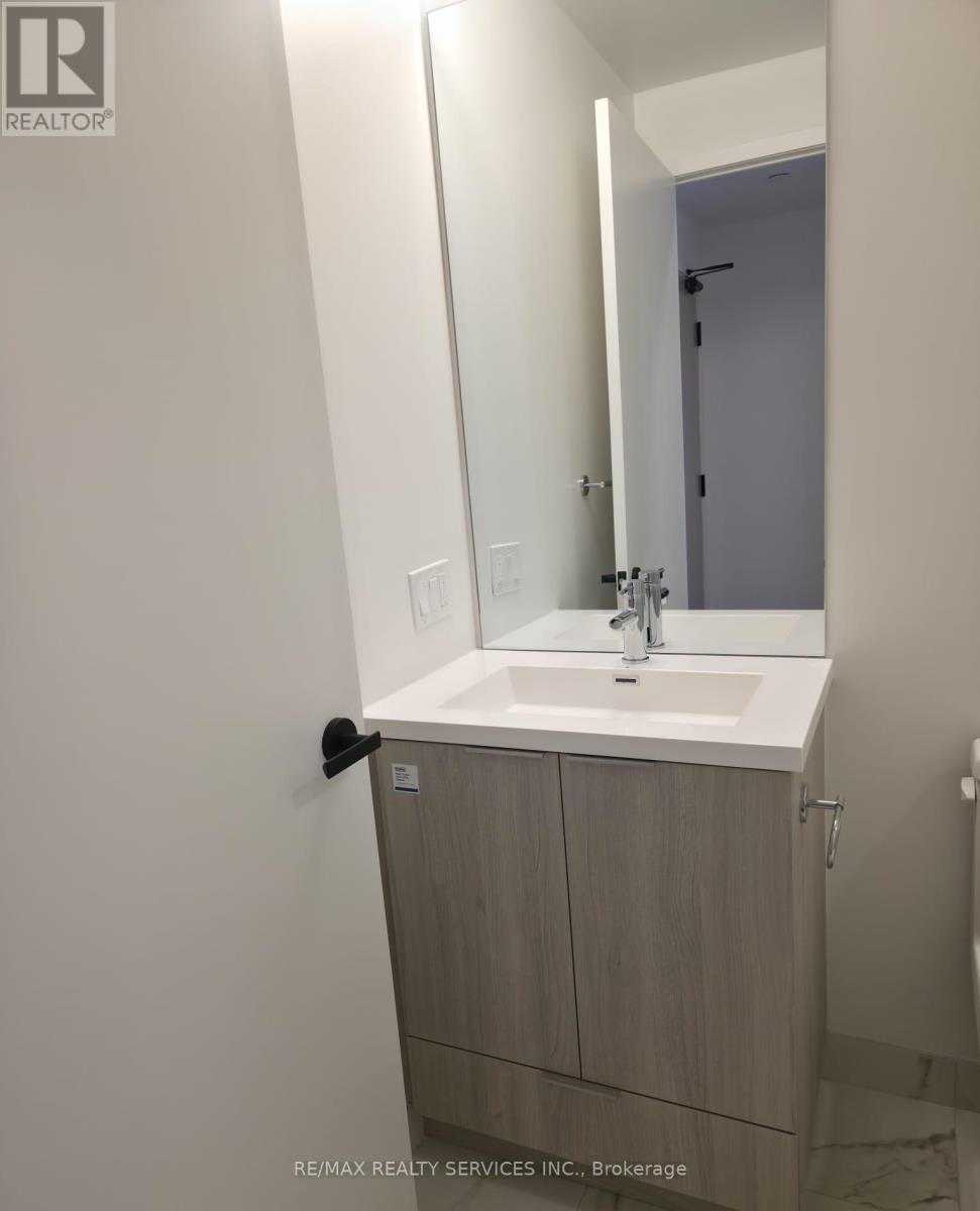 1706 - 8 Interchange Way W, Vaughan, ON - Indoor Photo Showing Bathroom