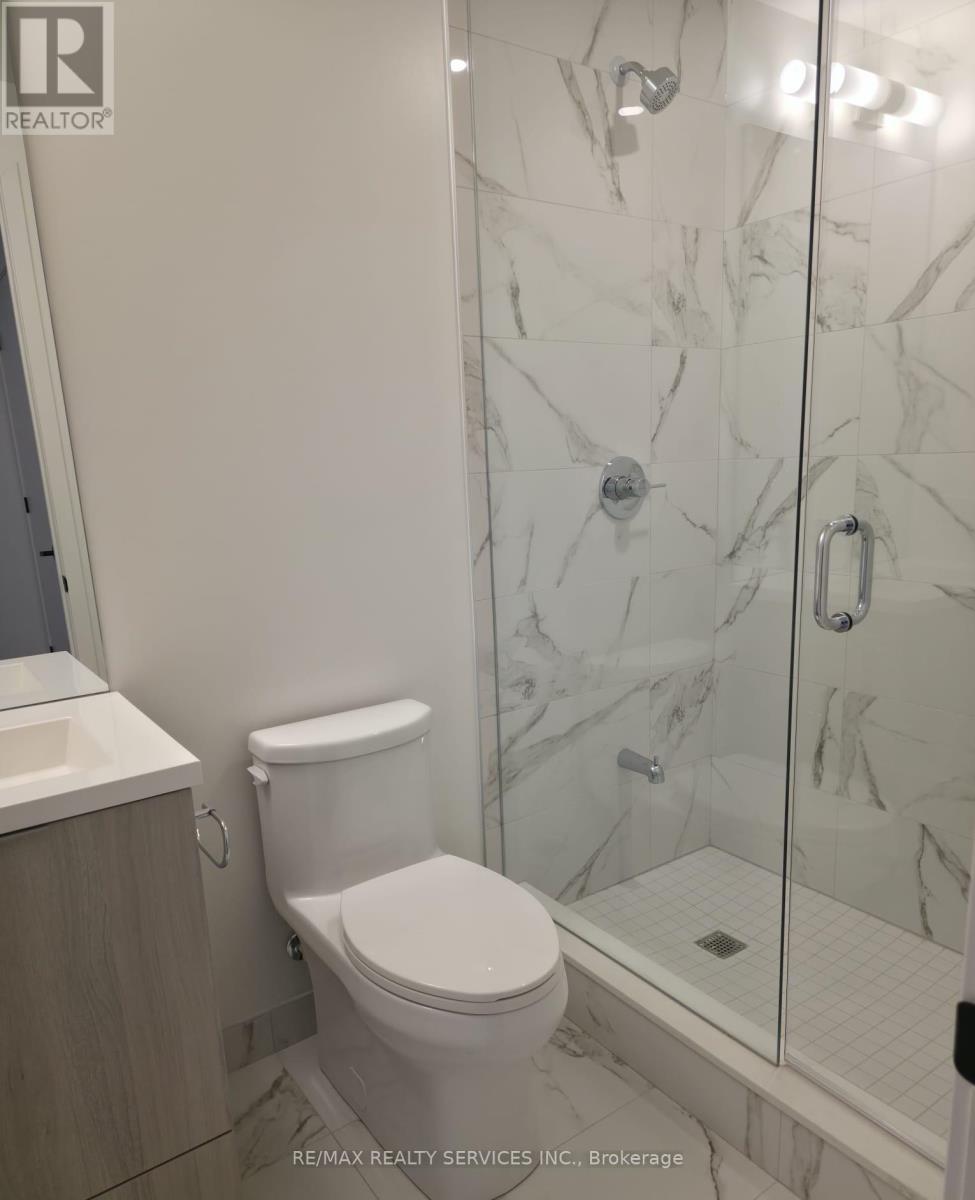 1706 - 8 Interchange Way W, Vaughan, ON - Indoor Photo Showing Bathroom