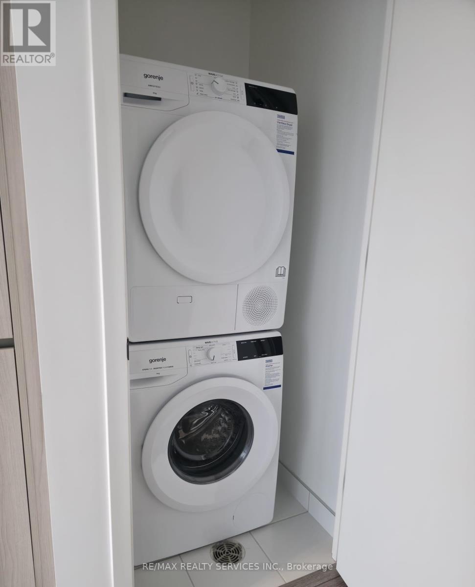 1706 - 8 Interchange Way W, Vaughan, ON - Indoor Photo Showing Laundry Room