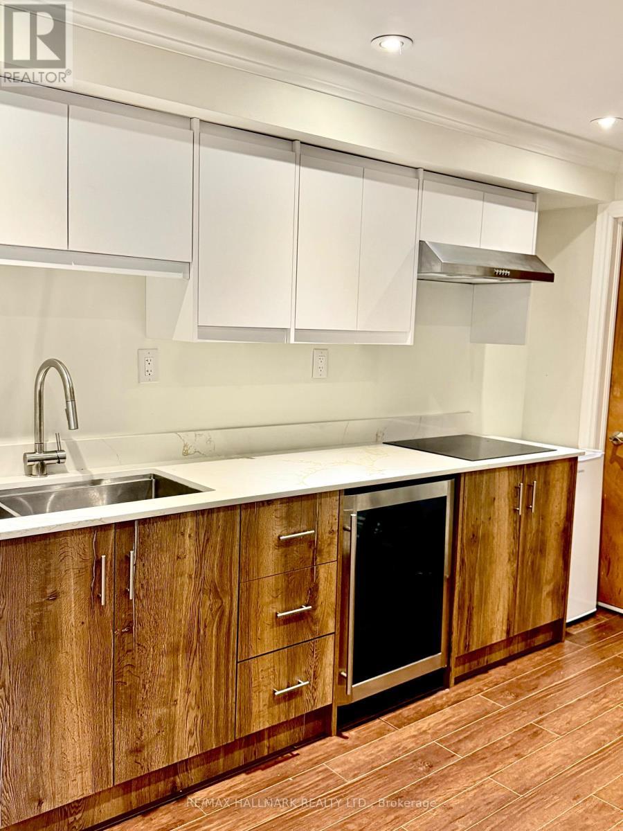 220 Tonner Crescent, Aurora, ON - Indoor Photo Showing Kitchen