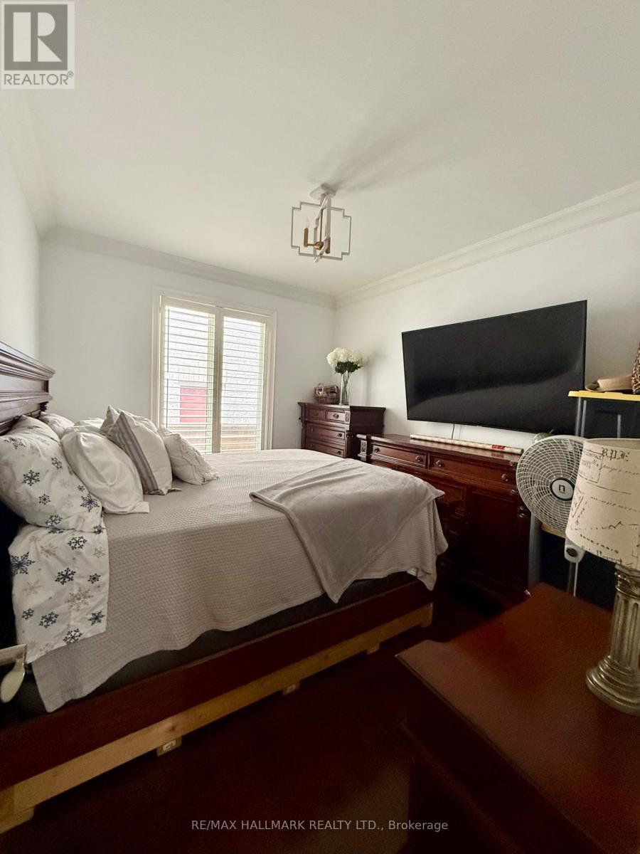 220 Tonner Crescent, Aurora, ON - Indoor Photo Showing Bedroom