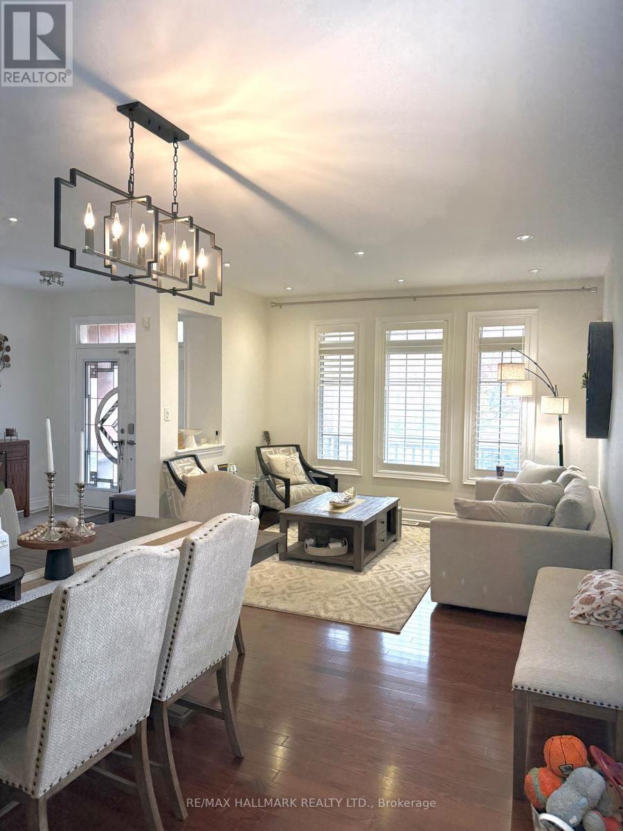 220 Tonner Crescent, Aurora, ON - Indoor Photo Showing Living Room