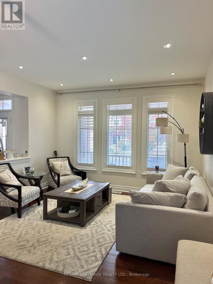 220 Tonner Crescent, Aurora, ON - Indoor Photo Showing Living Room