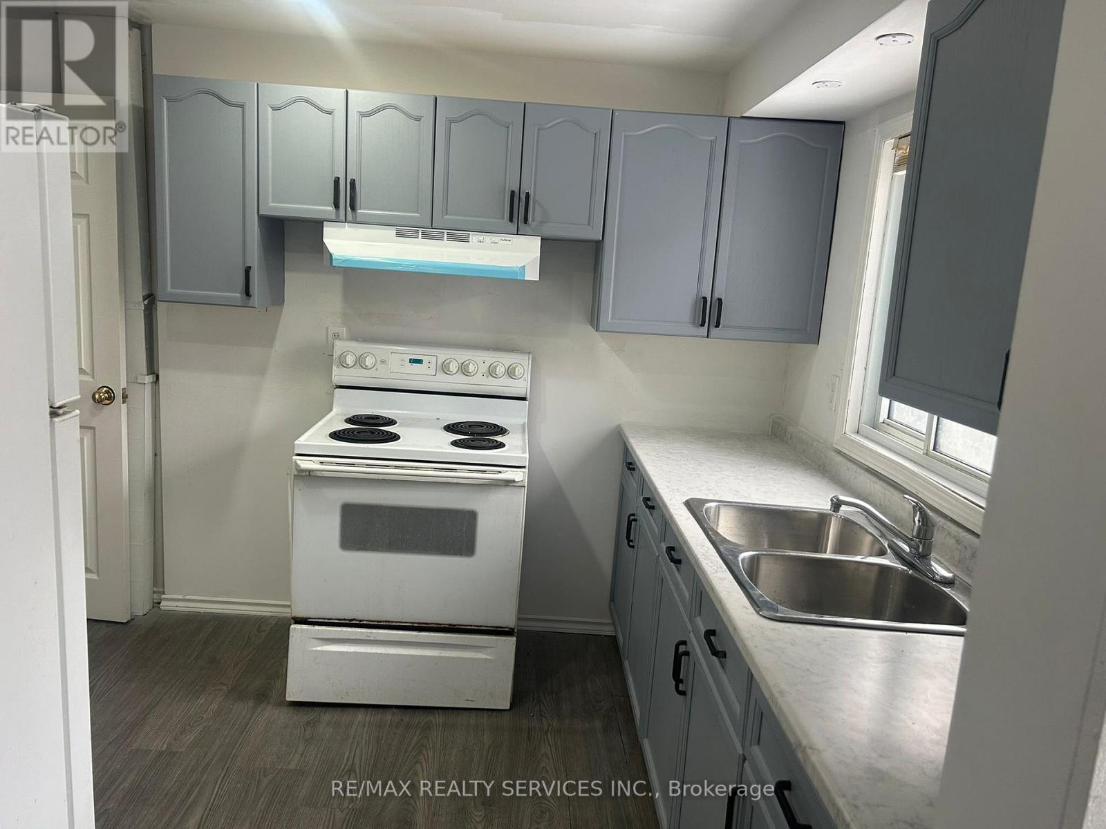 441 Parkview Crescent, Cambridge, ON - Indoor Photo Showing Kitchen With Double Sink
