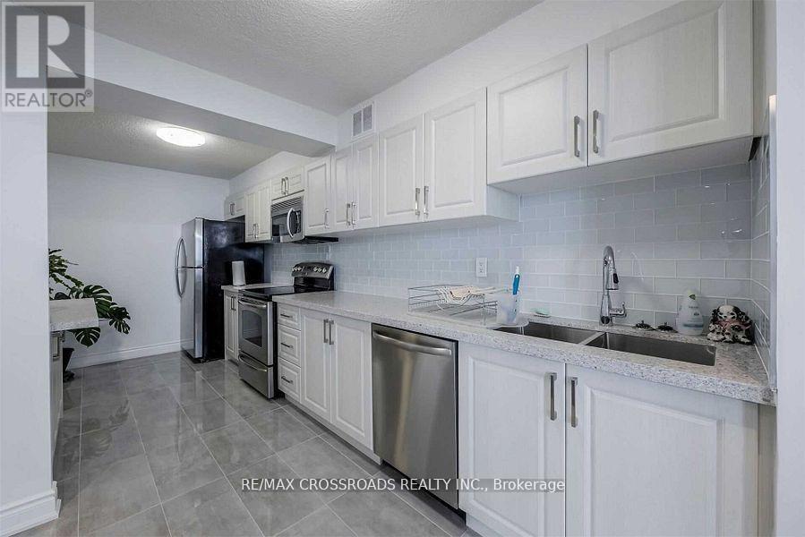 1109 - 45 Sunrise Avenue, Toronto, ON - Indoor Photo Showing Kitchen With Stainless Steel Kitchen With Double Sink With Upgraded Kitchen