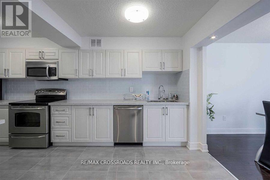 1109 - 45 Sunrise Avenue, Toronto, ON - Indoor Photo Showing Kitchen With Stainless Steel Kitchen