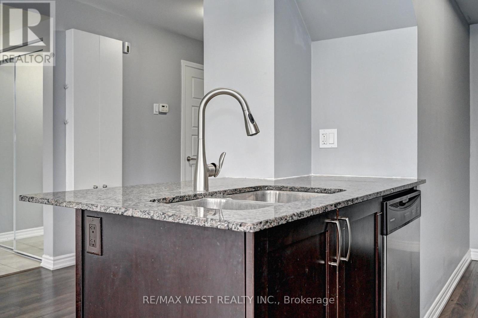 118 Daylily Lane, Kitchener, ON - Indoor Photo Showing Kitchen With Double Sink With Upgraded Kitchen