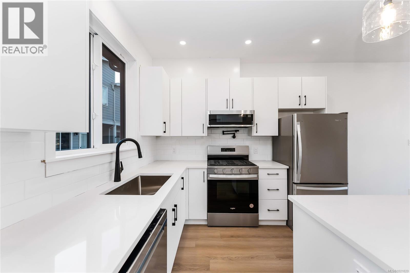 907 Vine Crt, Langford, BC - Indoor Photo Showing Kitchen With Upgraded Kitchen