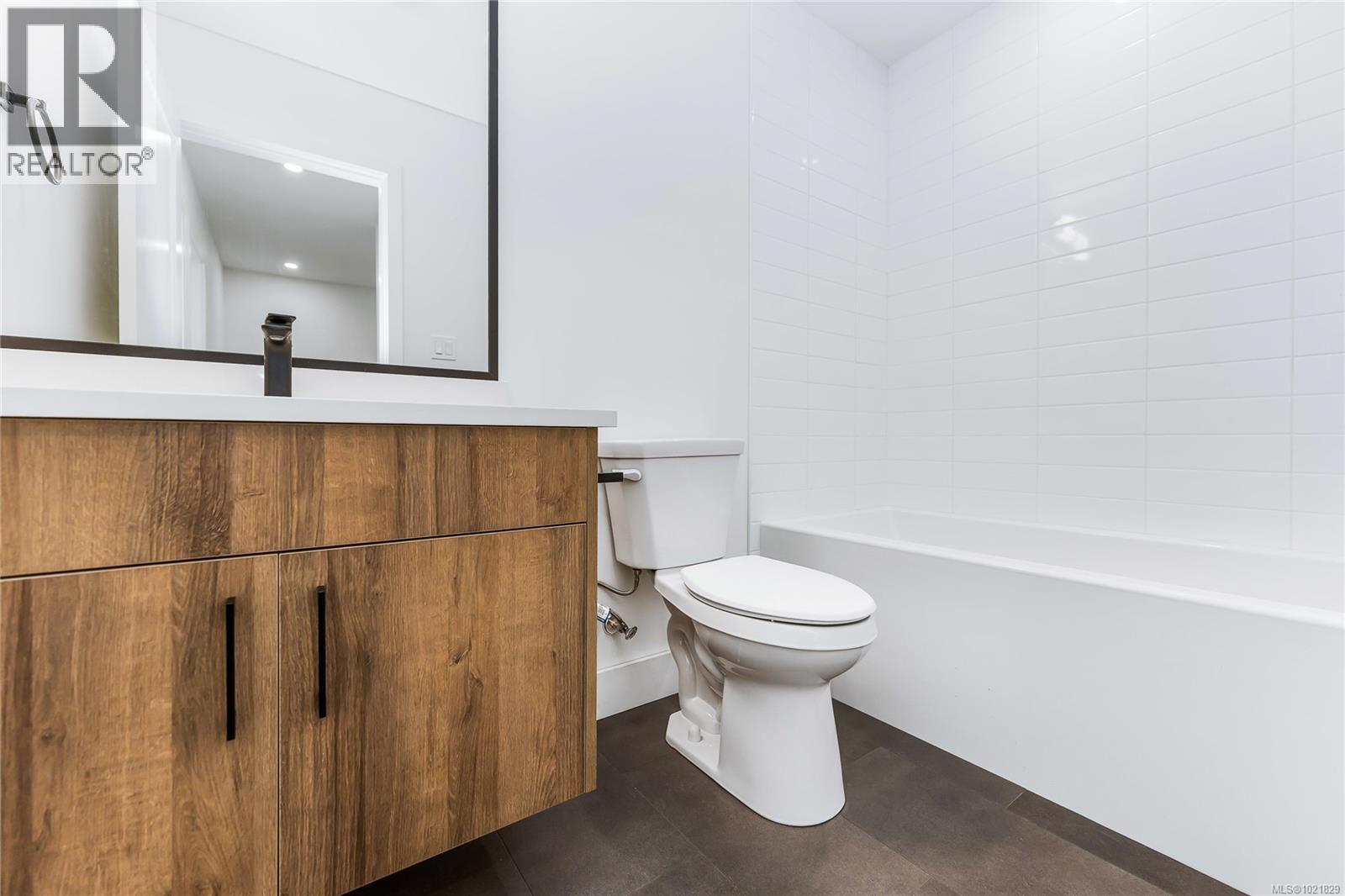 907 Vine Crt, Langford, BC - Indoor Photo Showing Bathroom