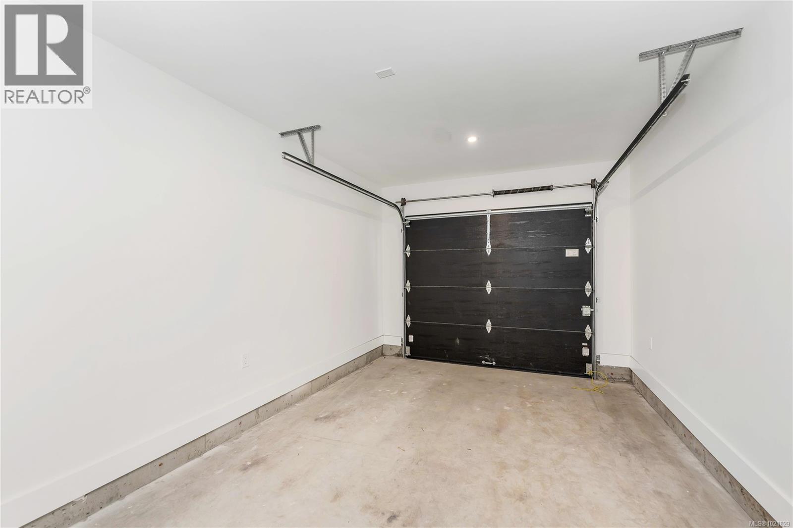 907 Vine Crt, Langford, BC - Indoor Photo Showing Garage