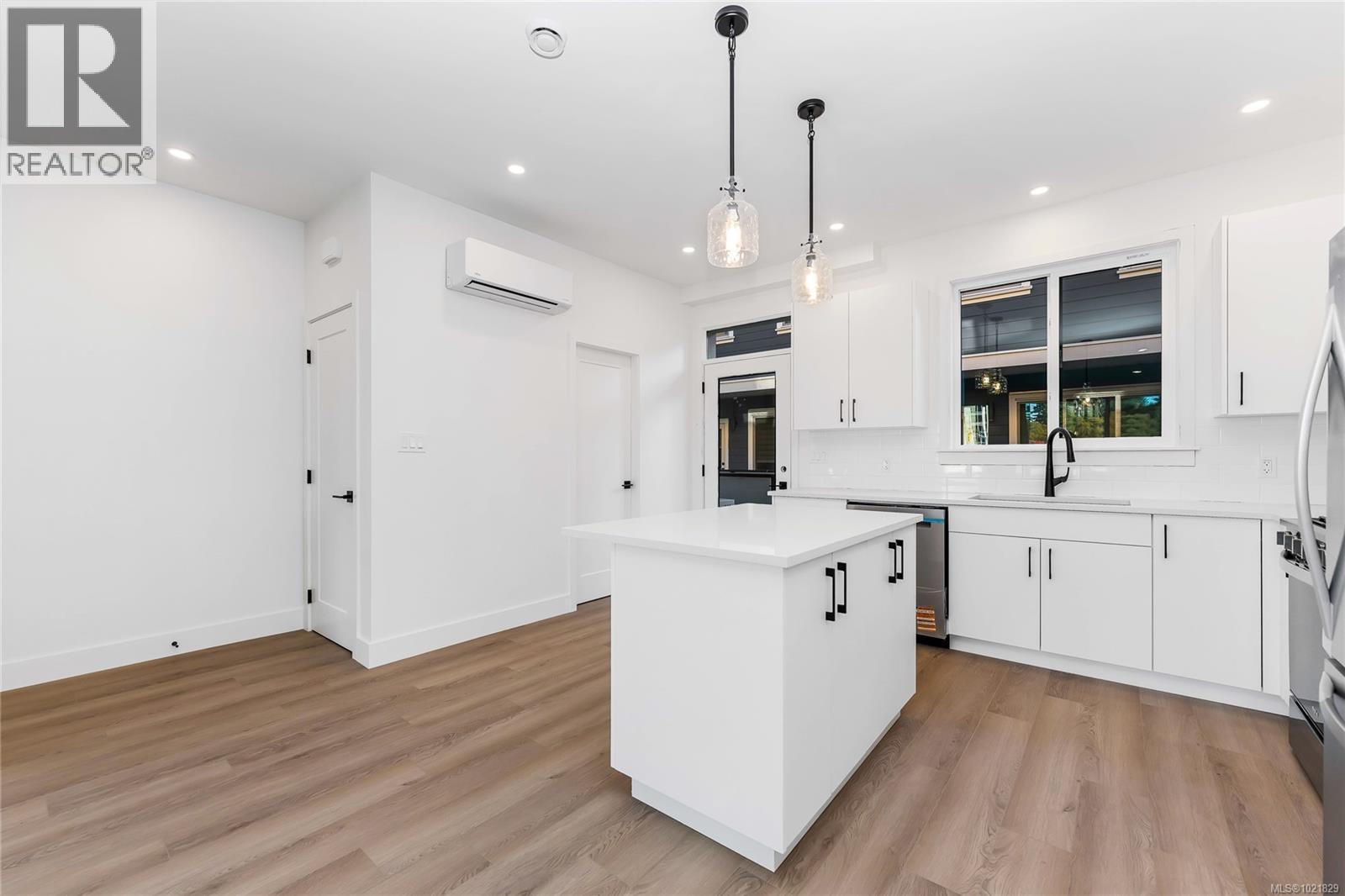 907 Vine Crt, Langford, BC - Indoor Photo Showing Kitchen