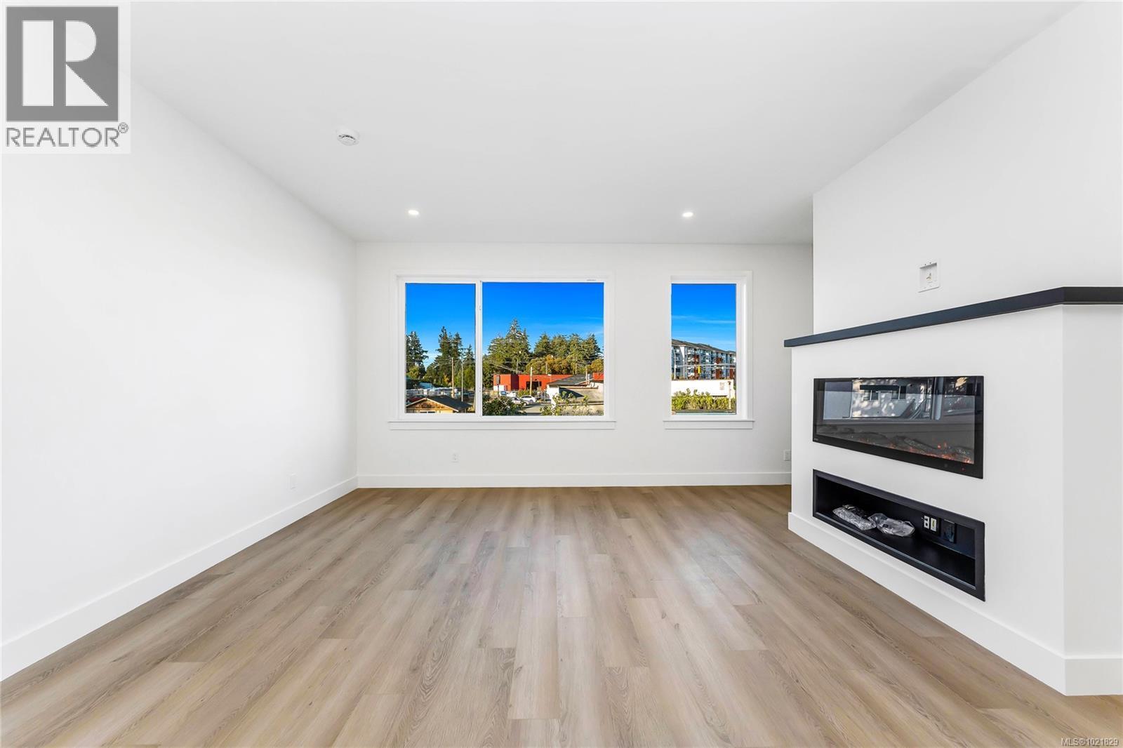907 Vine Crt, Langford, BC - Indoor Photo Showing Living Room With Fireplace