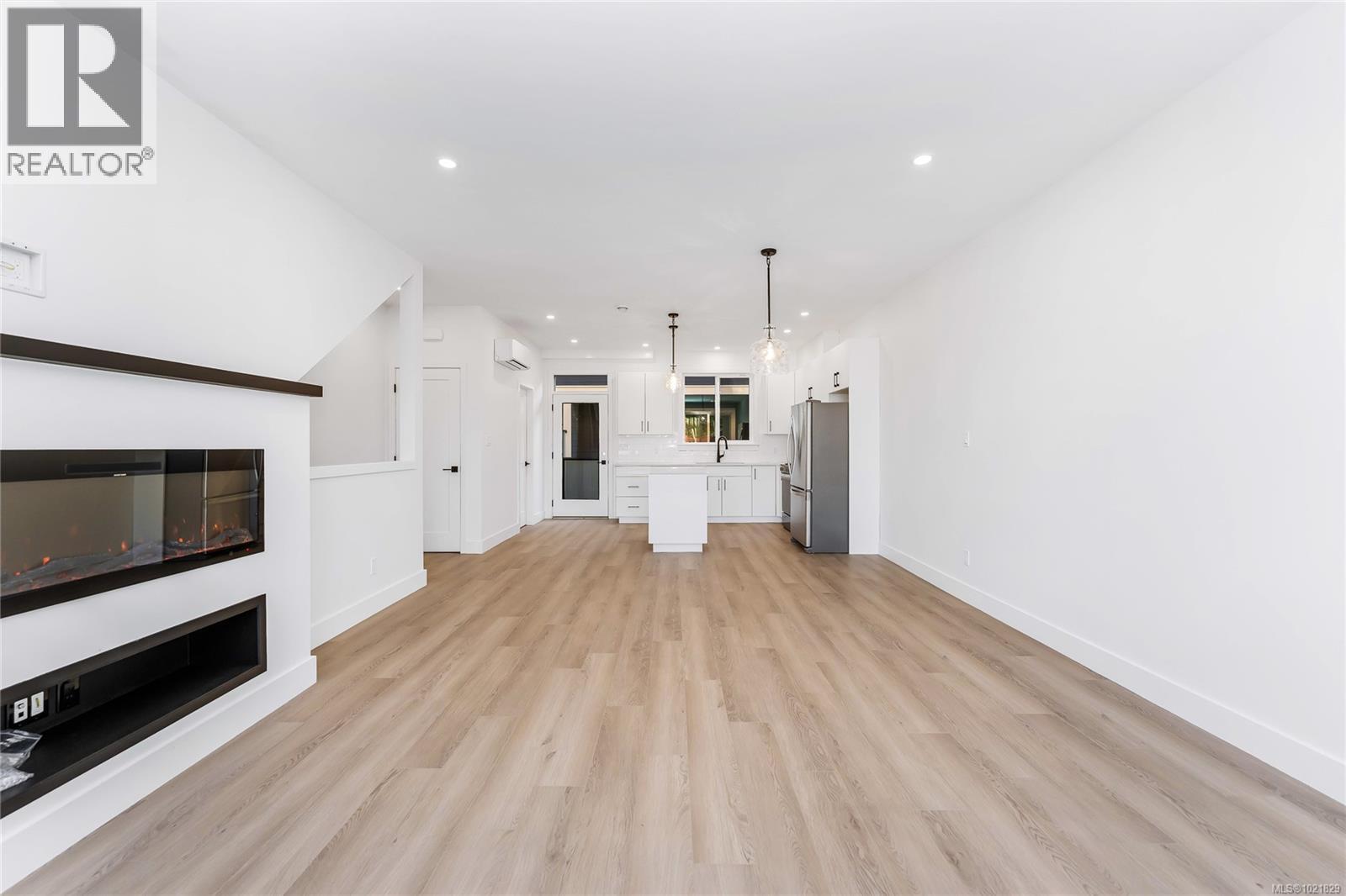 907 Vine Crt, Langford, BC - Indoor With Fireplace