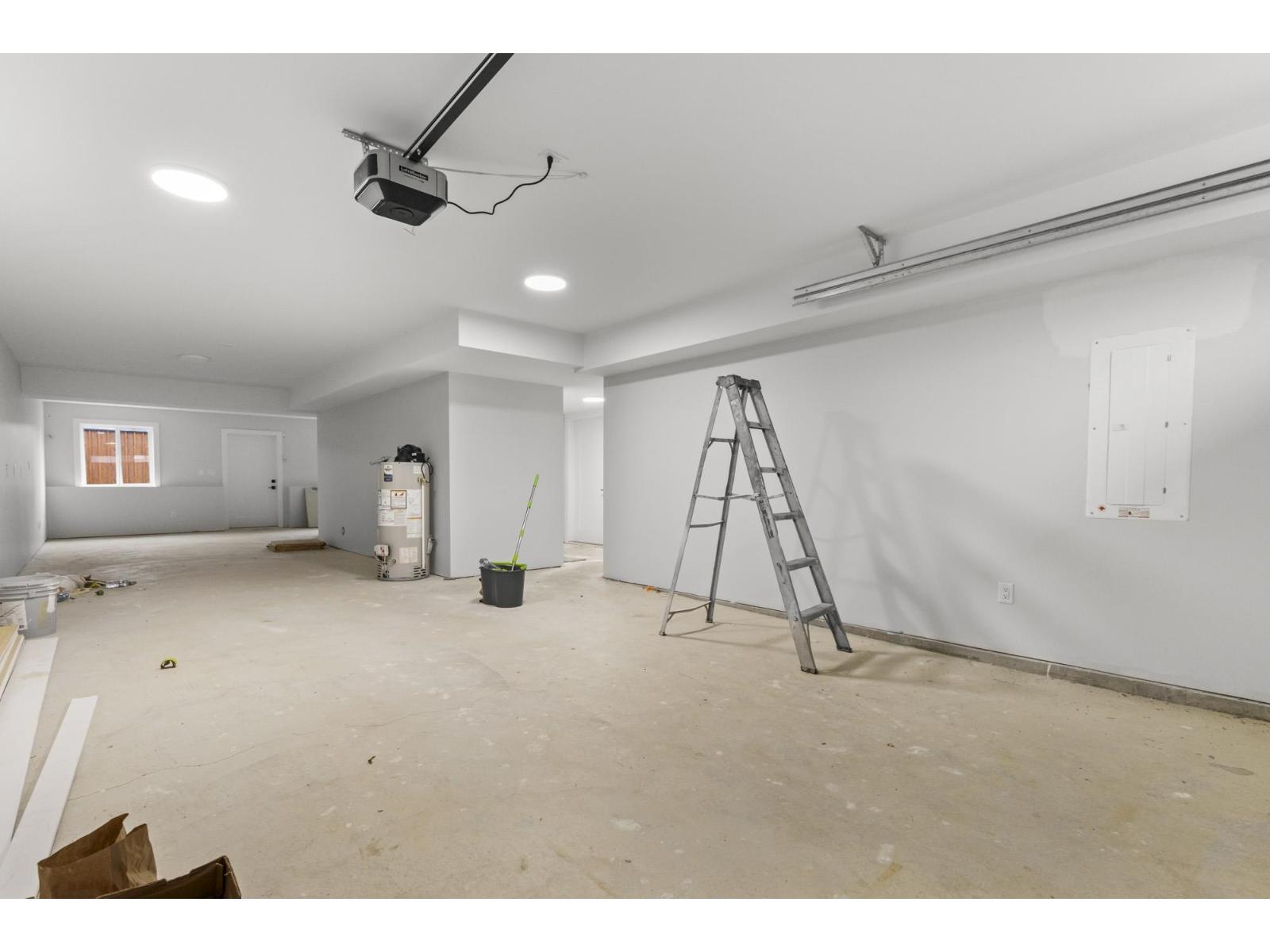 8588 Dunbar Way, Mission, BC - Indoor Photo Showing Garage