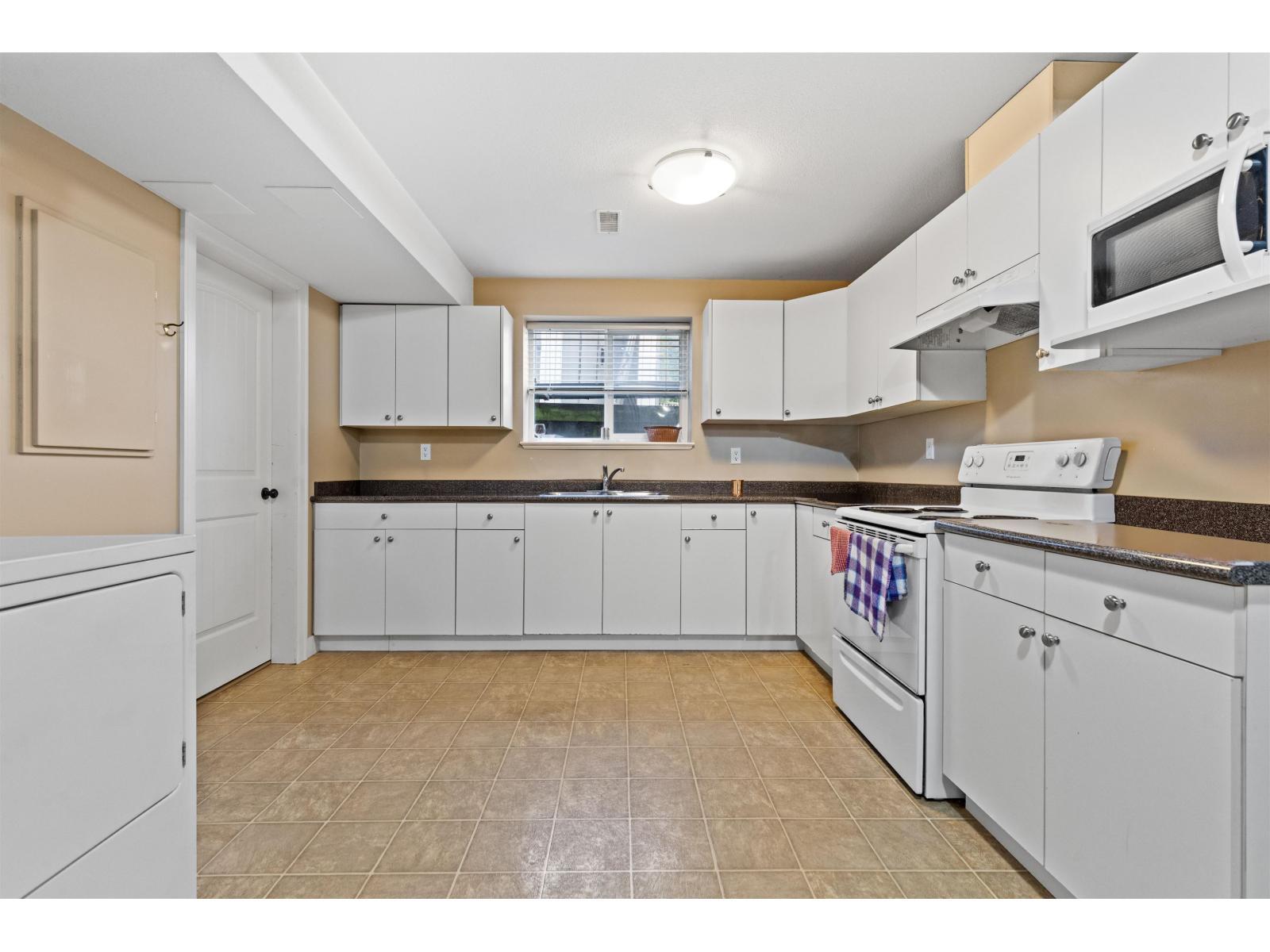 15072 61B Avenue, Surrey, BC - Indoor Photo Showing Kitchen