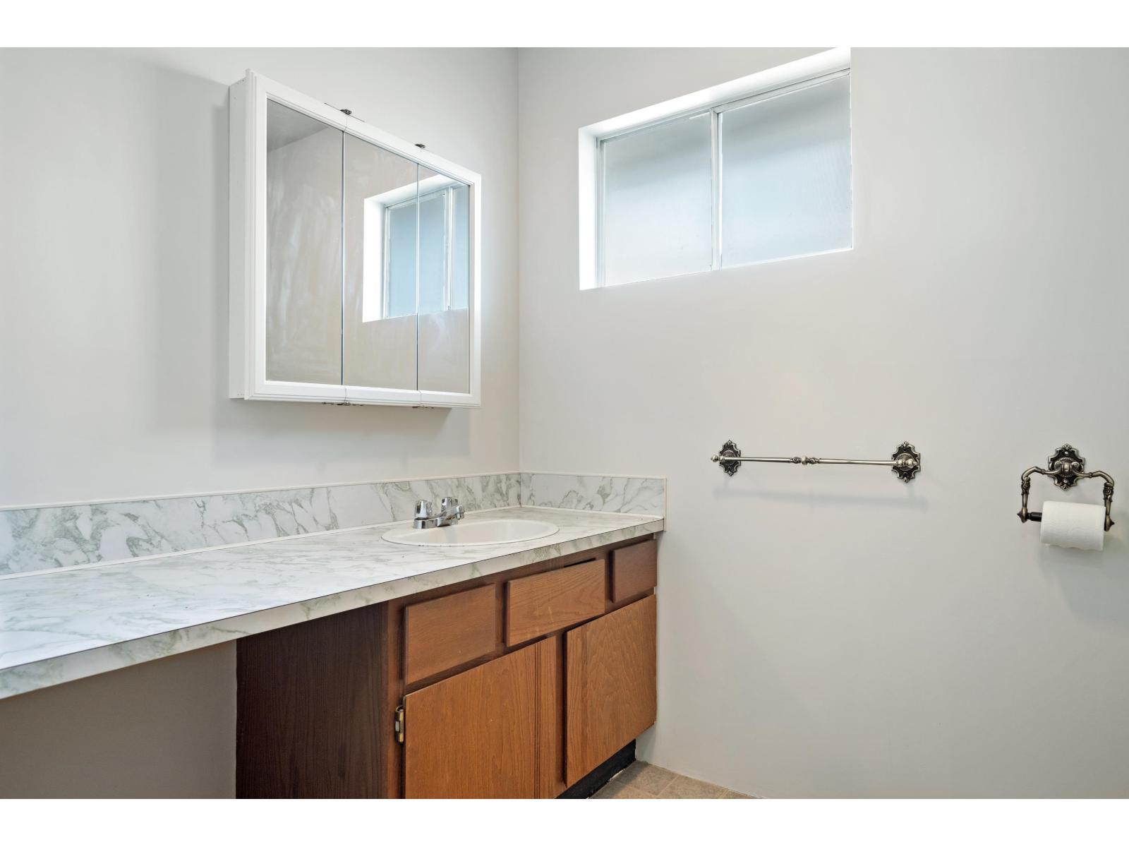 6055 172 Street, Surrey, BC - Indoor Photo Showing Bathroom