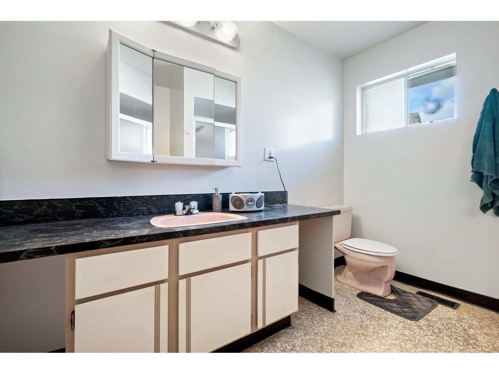 6055 172 Street, Surrey, BC - Indoor Photo Showing Bathroom