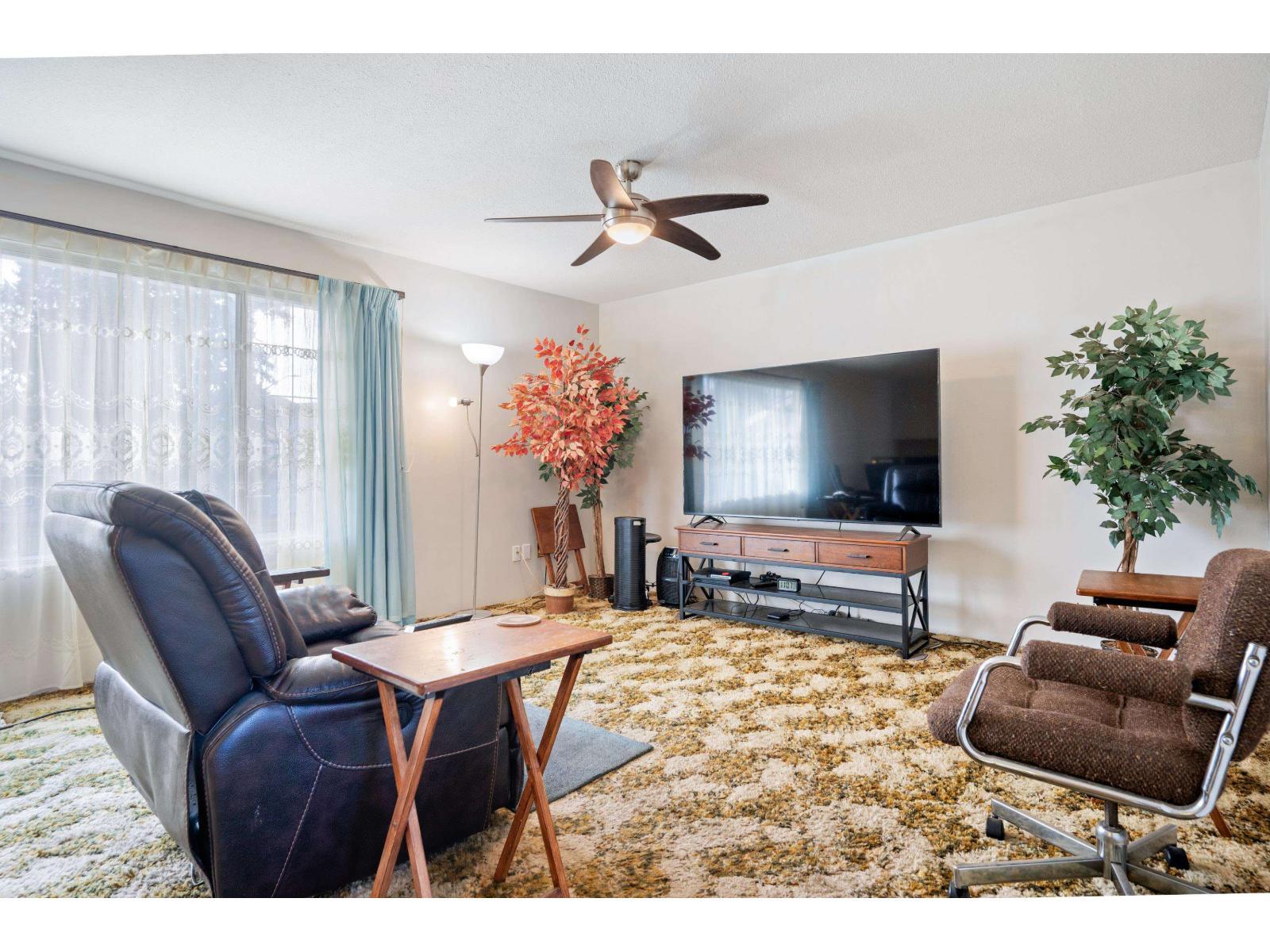 6055 172 Street, Surrey, BC - Indoor Photo Showing Living Room