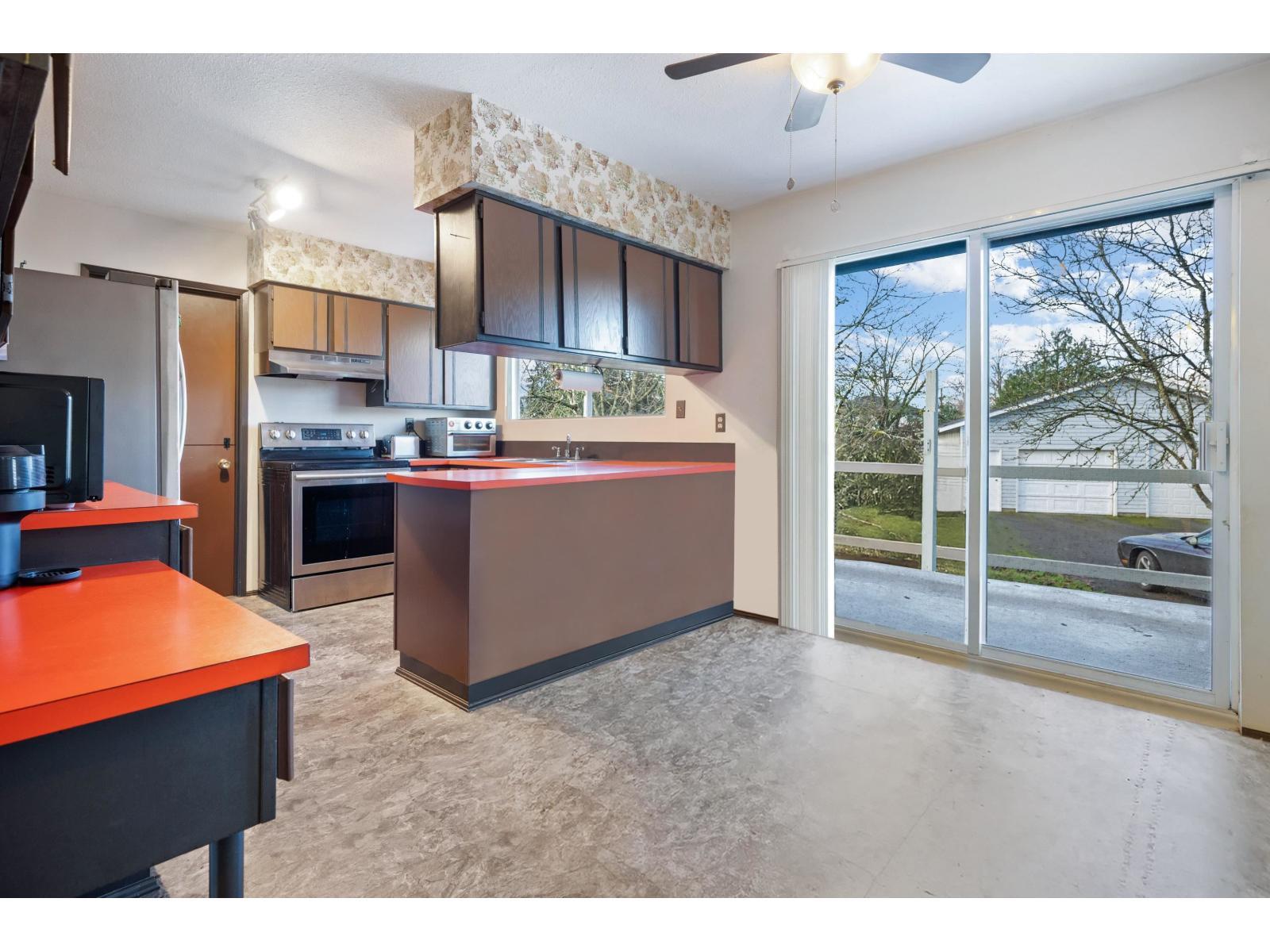 6055 172 Street, Surrey, BC - Indoor Photo Showing Kitchen