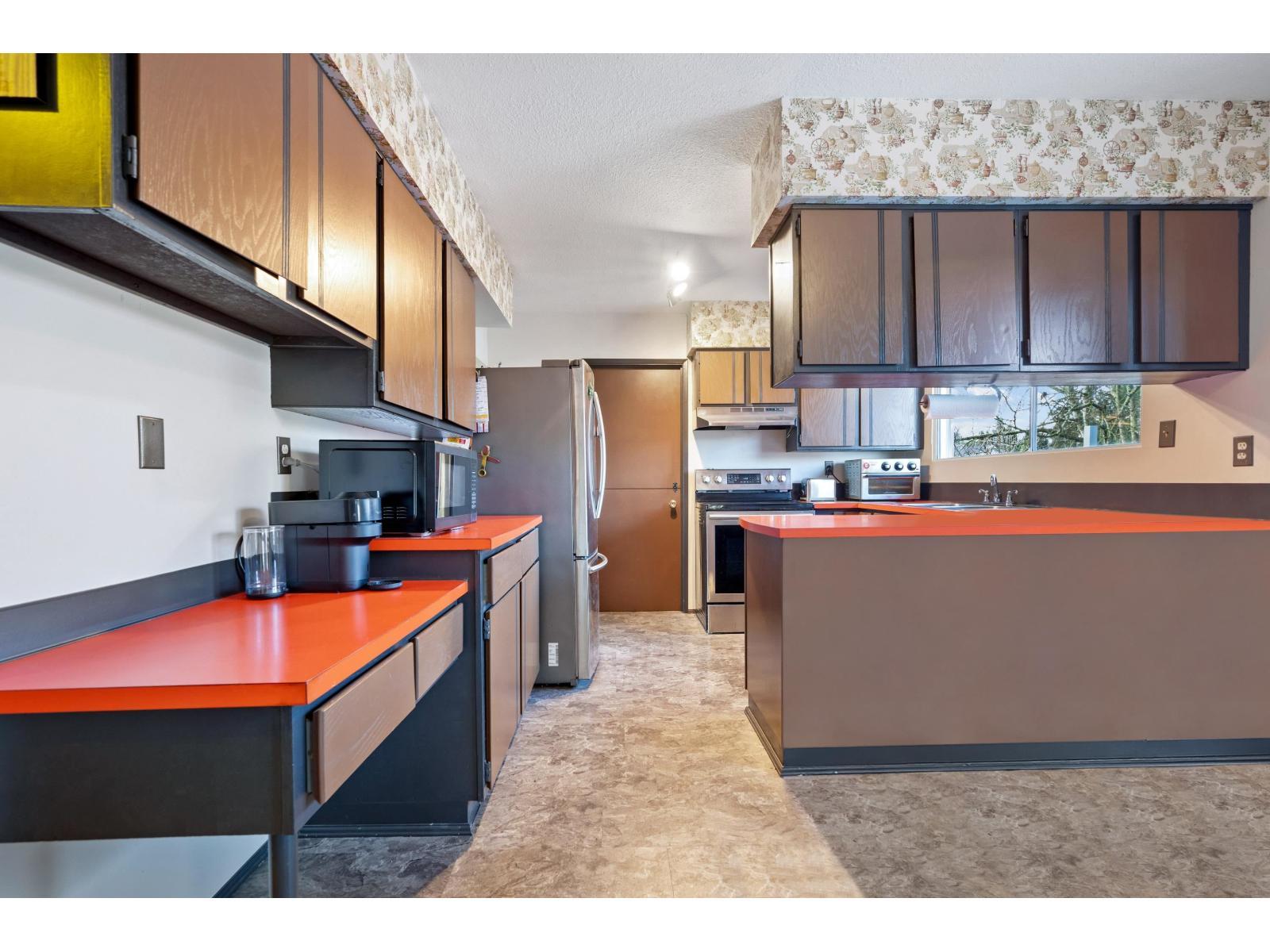 6055 172 Street, Surrey, BC - Indoor Photo Showing Kitchen