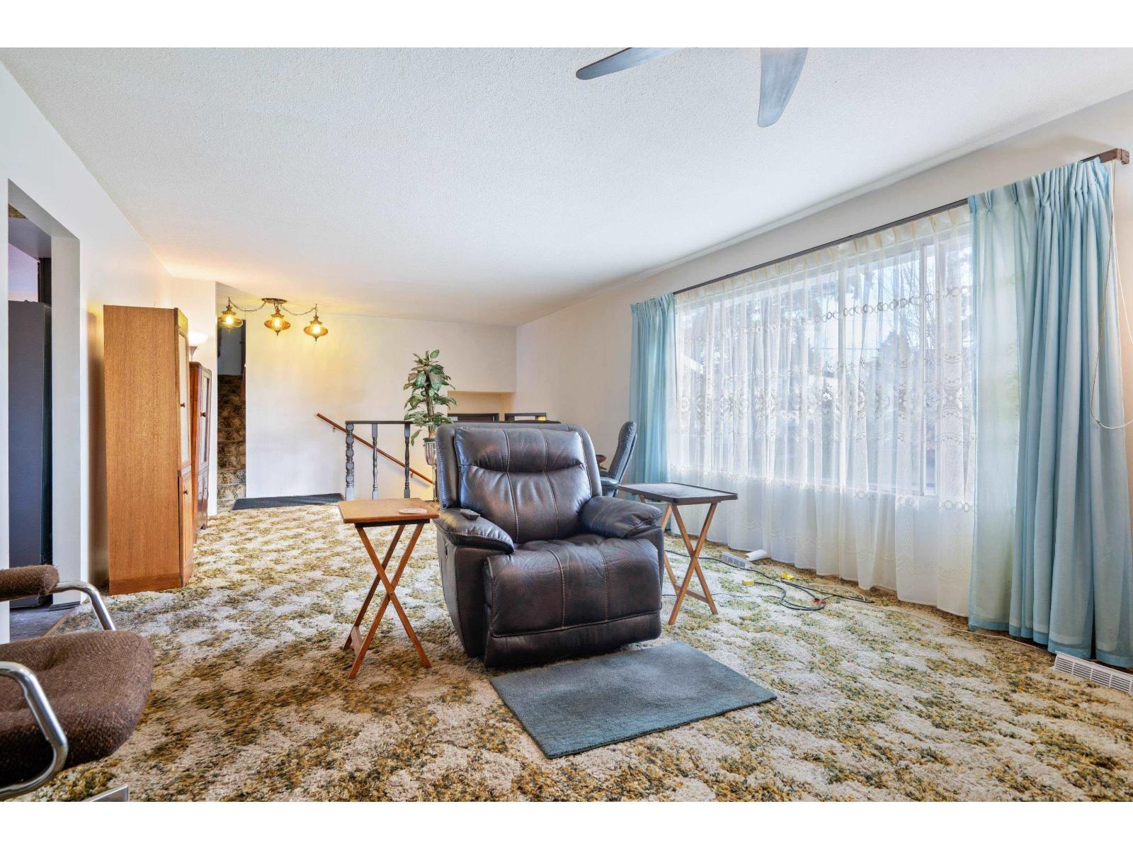 6055 172 Street, Surrey, BC - Indoor Photo Showing Living Room