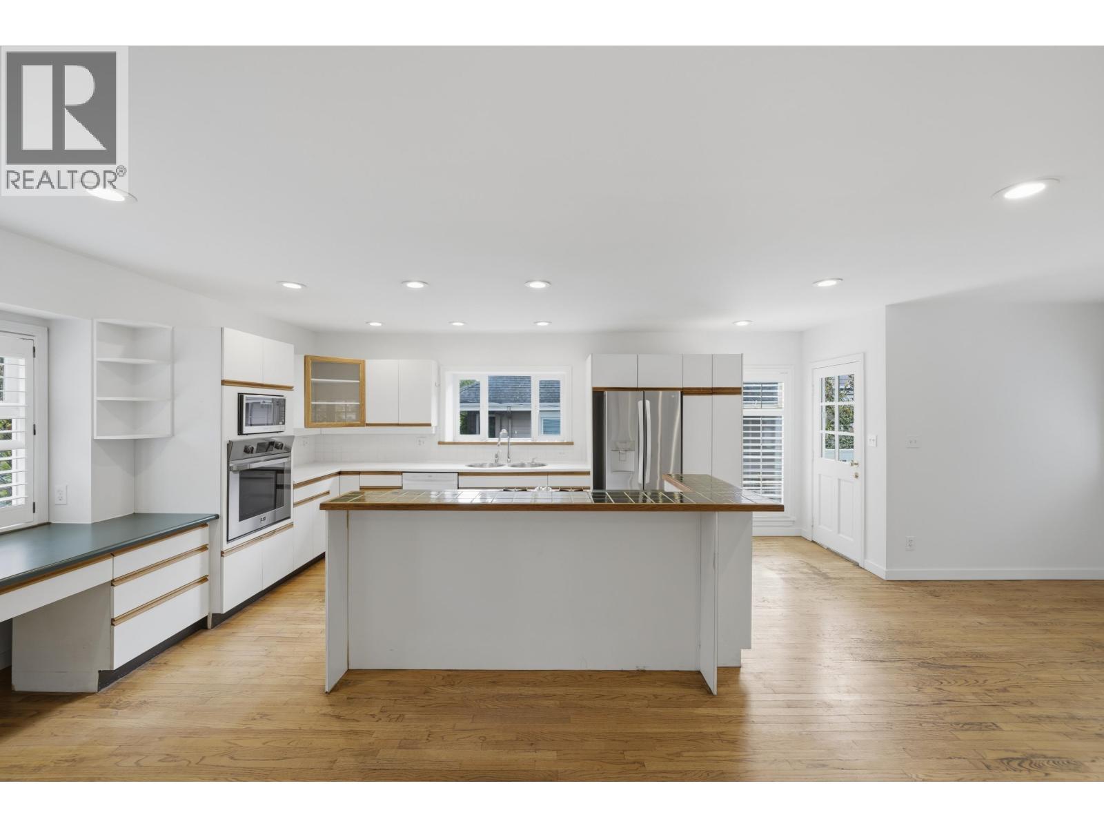 5761 Holland Street, Vancouver, BC - Indoor Photo Showing Kitchen