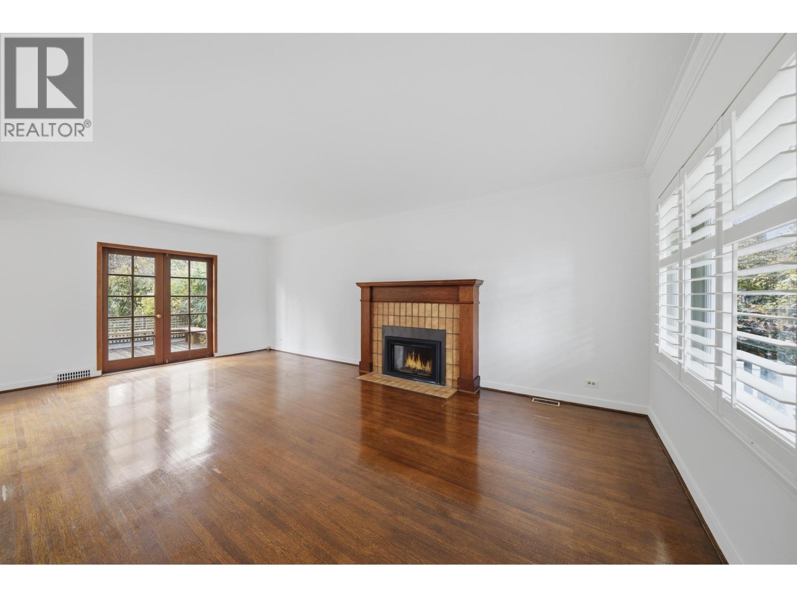 5761 Holland Street, Vancouver, BC - Indoor Photo Showing Living Room With Fireplace