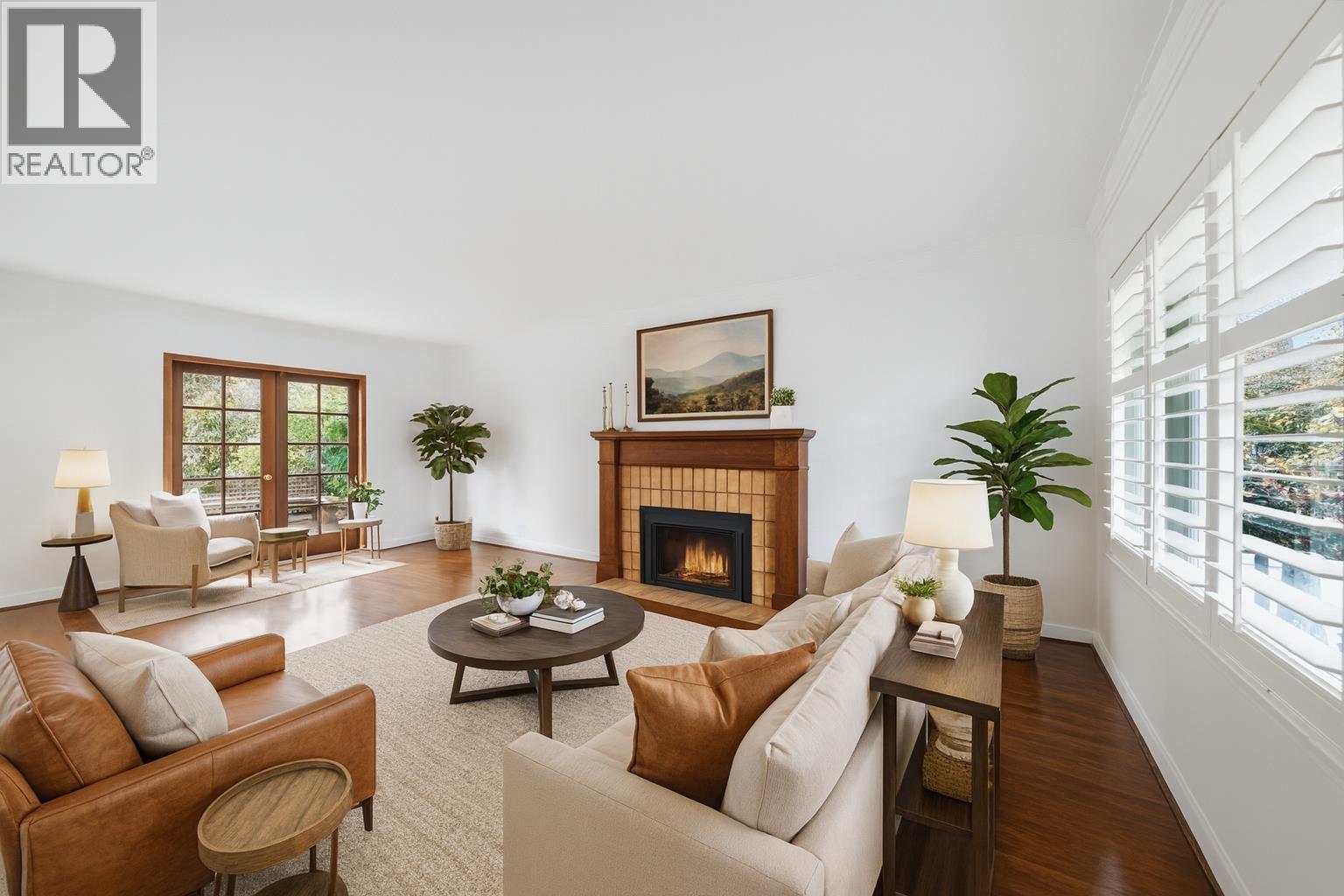 5761 Holland Street, Vancouver, BC - Indoor Photo Showing Living Room With Fireplace