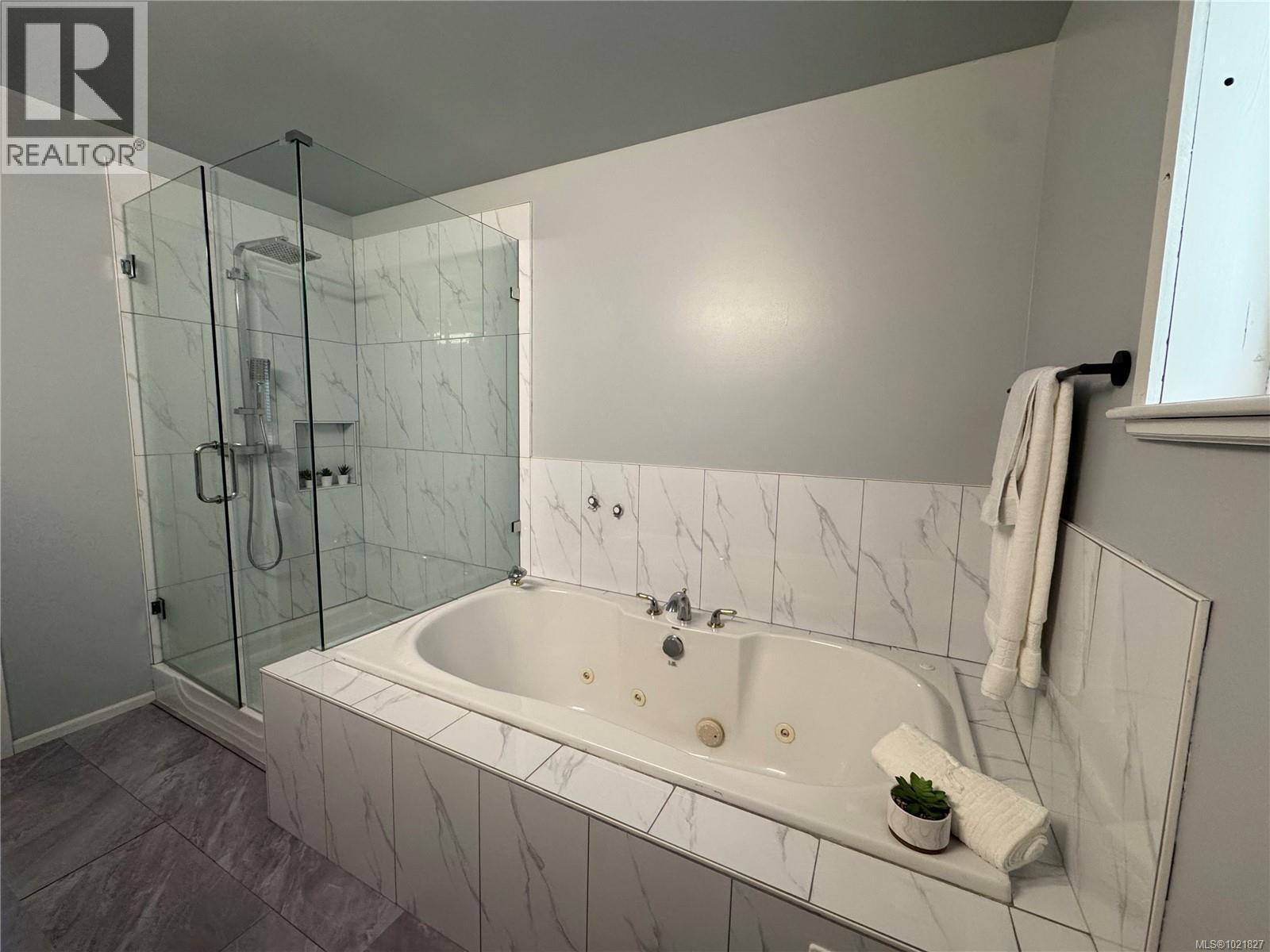 714 Charter Rd, Mayne Island, BC - Indoor Photo Showing Bathroom