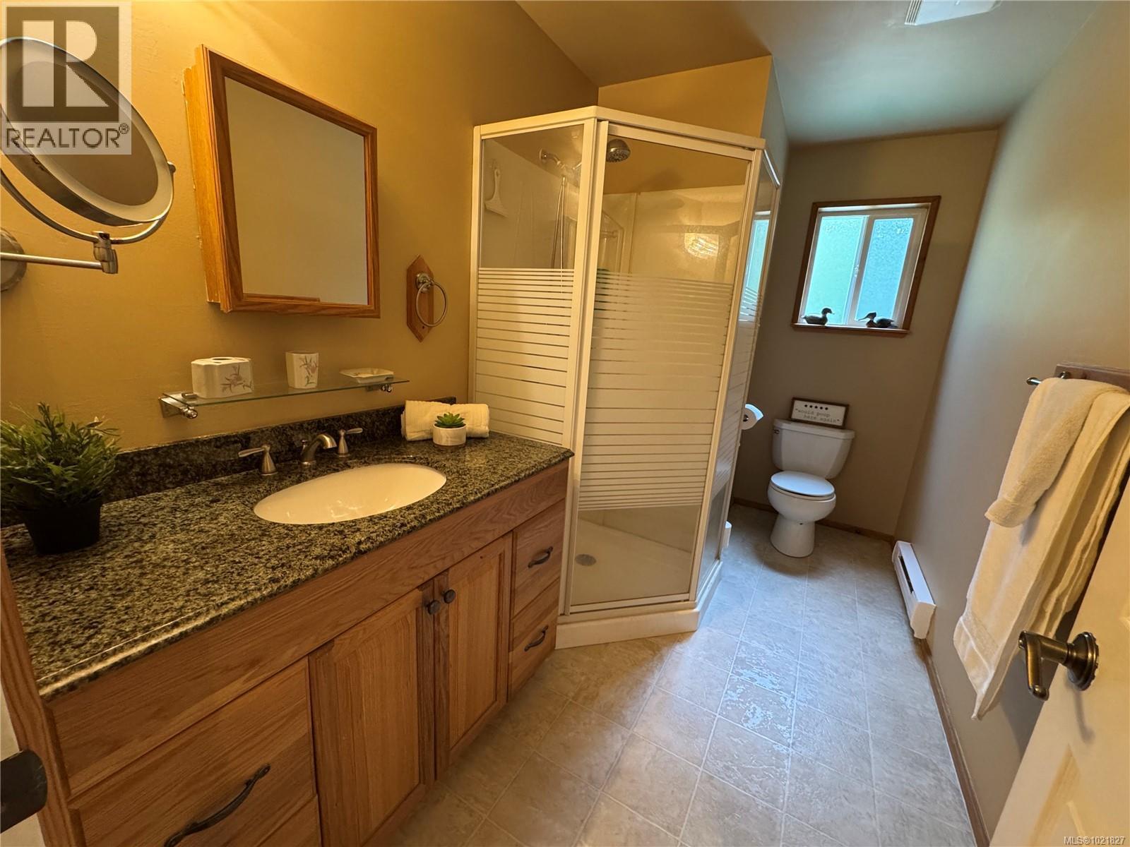 714 Charter Rd, Mayne Island, BC - Indoor Photo Showing Bathroom