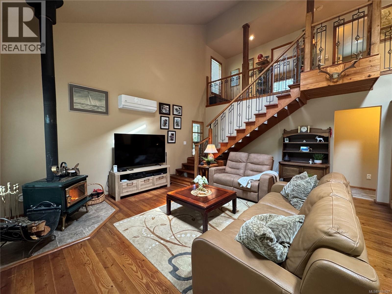 714 Charter Rd, Mayne Island, BC - Indoor Photo Showing Living Room