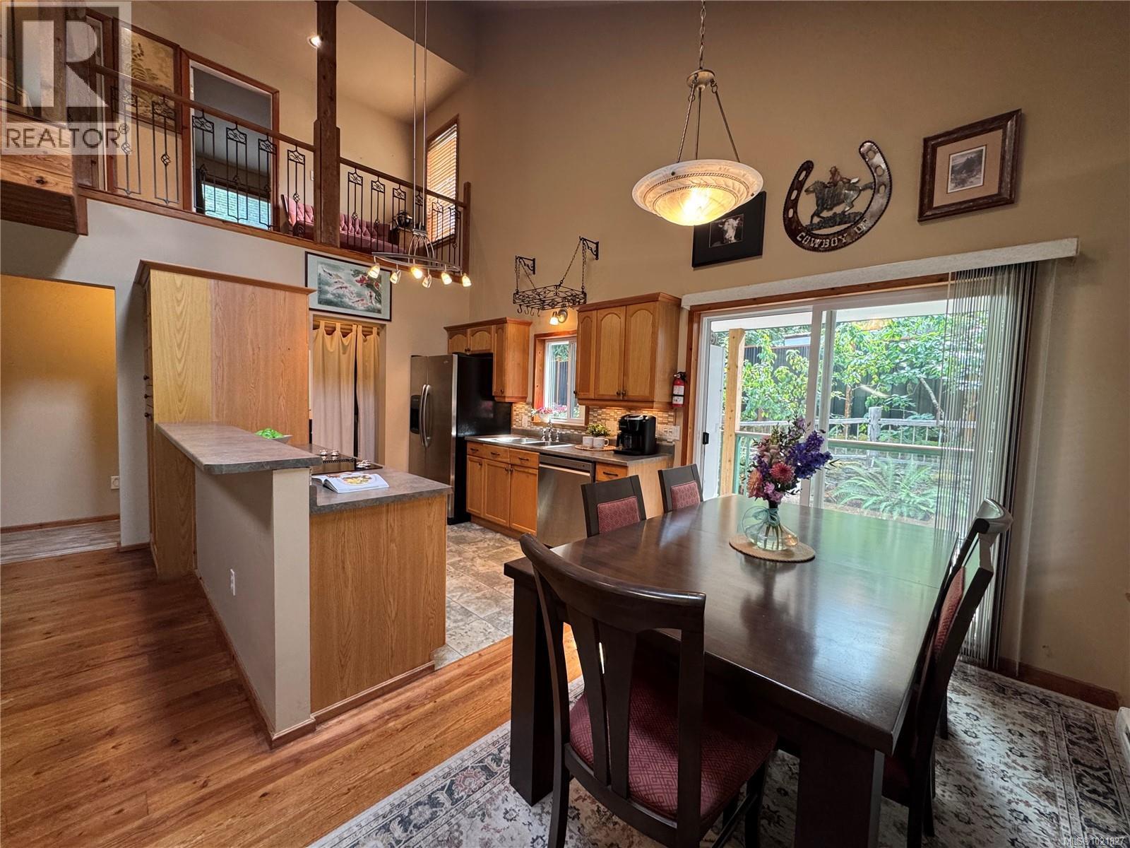 714 Charter Rd, Mayne Island, BC - Indoor Photo Showing Dining Room