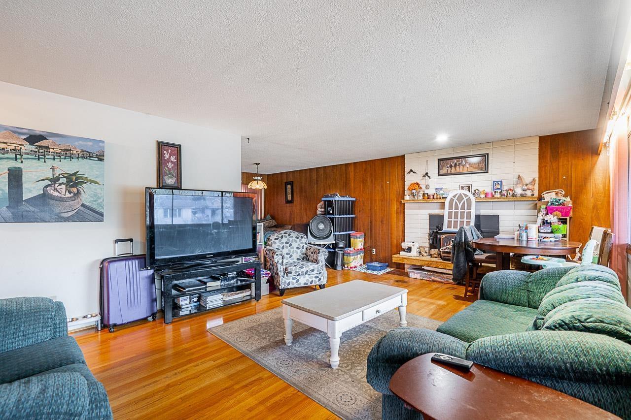45596 Lewis Avenue|Chilliwack Proper West, Chilliwack, BC - Indoor Photo Showing Living Room