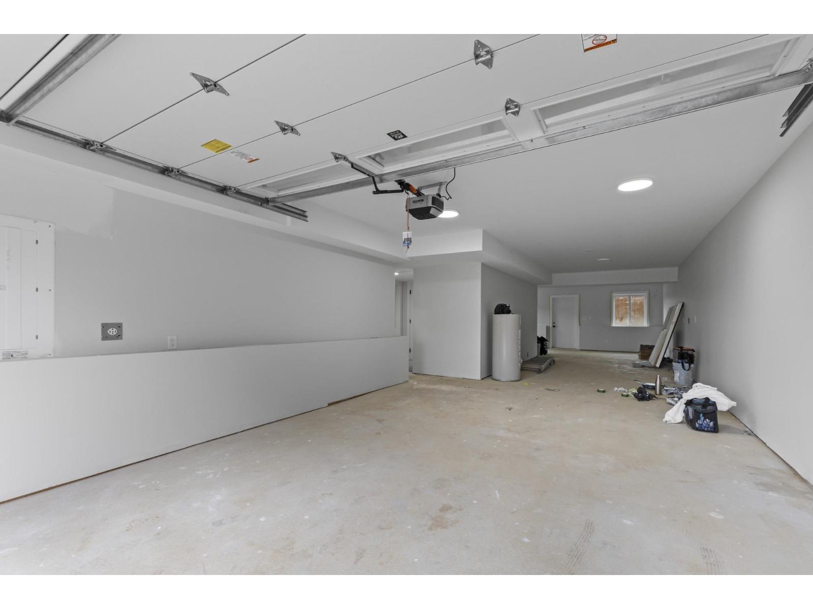 8590 Dunbar Way, Mission, BC - Indoor Photo Showing Garage