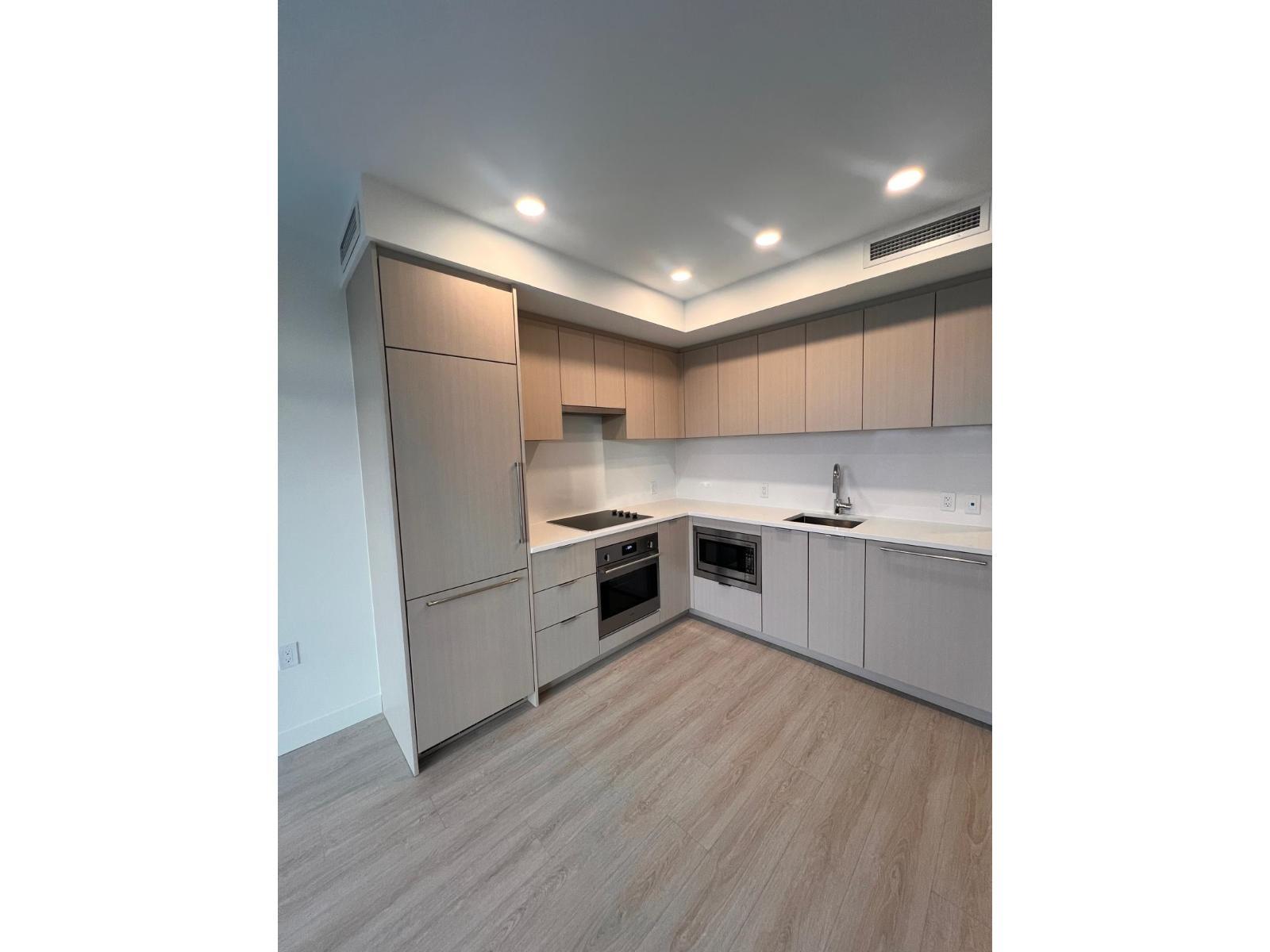 606 13675 107A Avenue, Surrey, BC - Indoor Photo Showing Kitchen