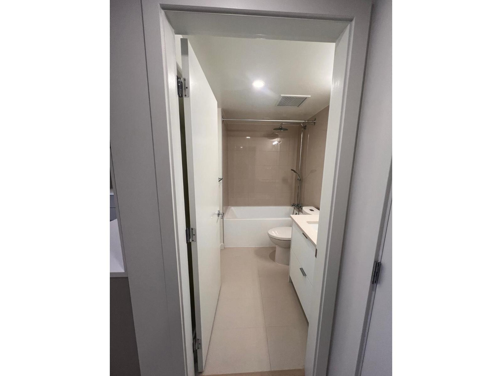 606 13675 107A Avenue, Surrey, BC - Indoor Photo Showing Bathroom