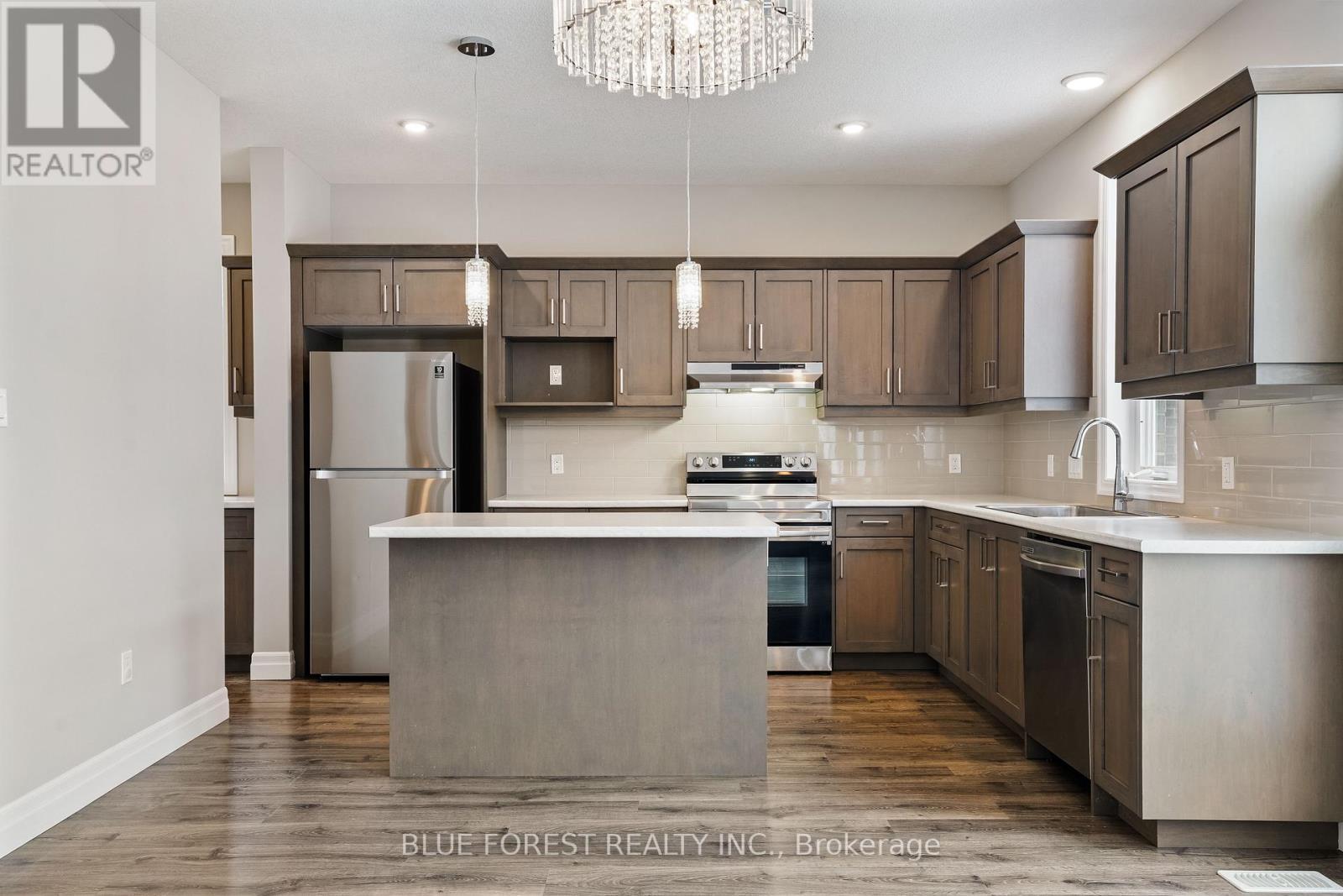 39 Muirfield Drive, St. Thomas, ON - Indoor Photo Showing Kitchen