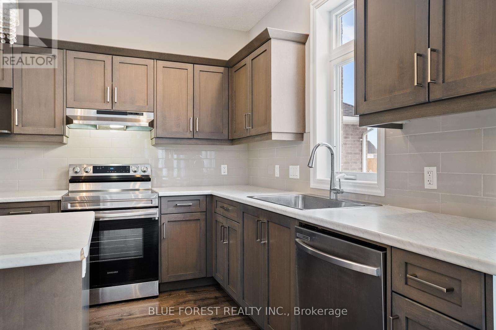 39 Muirfield Drive, St. Thomas, ON - Indoor Photo Showing Kitchen With Upgraded Kitchen