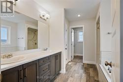 5 pieces ensuite Washroom -