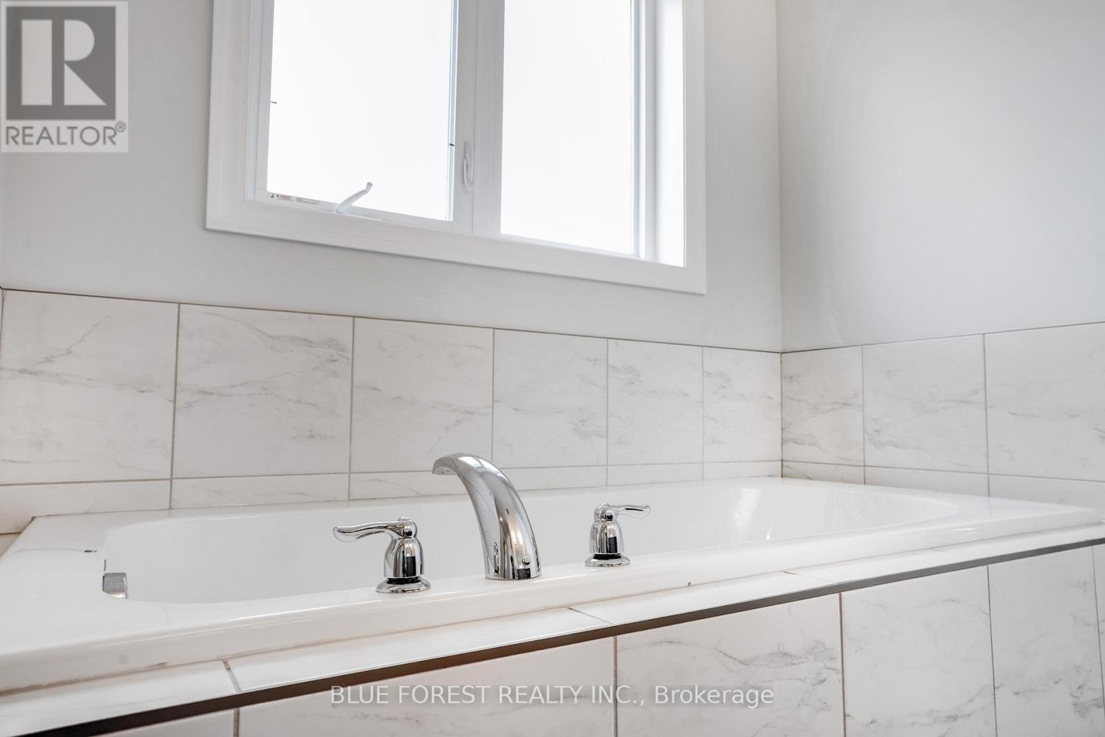 39 Muirfield Drive, St. Thomas, ON - Indoor Photo Showing Bathroom