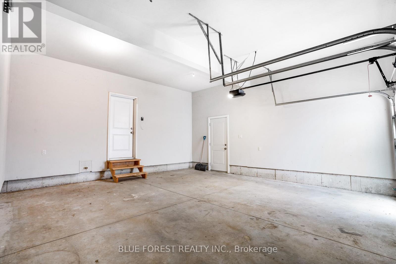 39 Muirfield Drive, St. Thomas, ON - Indoor Photo Showing Garage