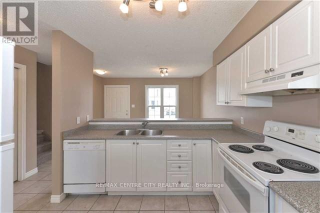 31 - 600 Sarnia Road, London North (North I), ON - Indoor Photo Showing Kitchen With Double Sink